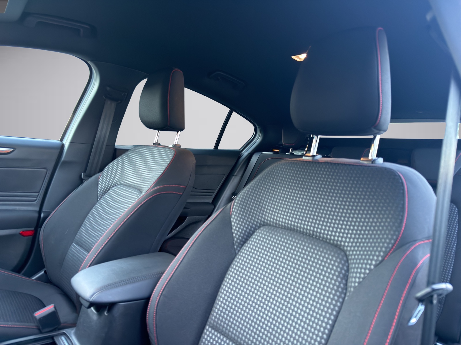 FORD Focus 1.0i EcoB Hybrid 125 ST-Line-image-8