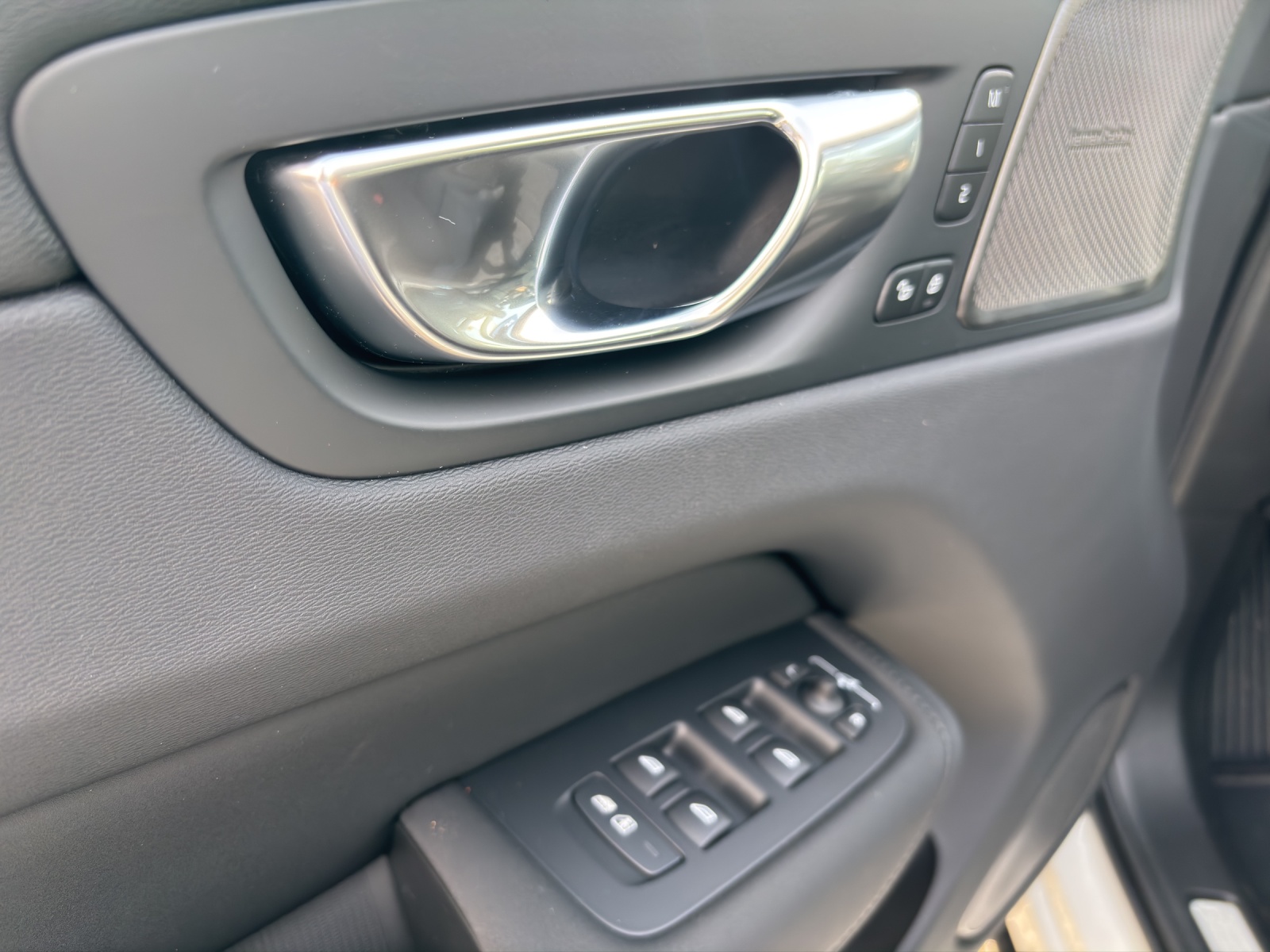VOLVO XC60 2.0 T6 TE Plus Dark eAWD-image-6