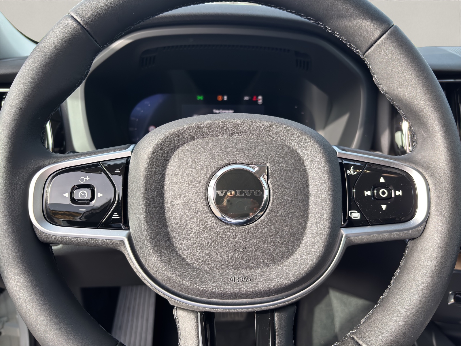 VOLVO XC60 2.0 T6 TE Plus Dark eAWD-image-10