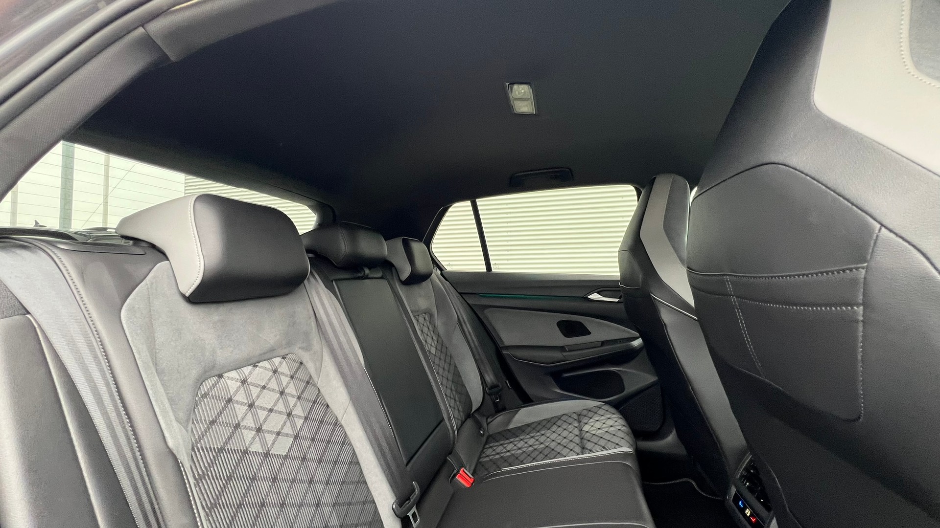 VW GOLF 1.5 eTSI mHEV ACT R-LINE BLACK DSG l 150 PS-image-23