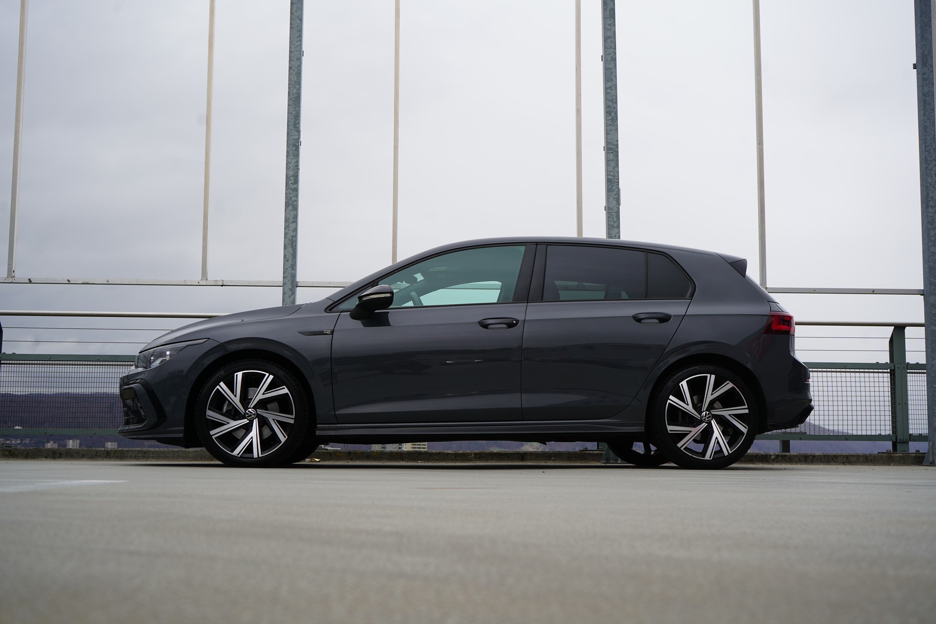 VW GOLF 1.5 eTSI mHEV ACT R-LINE BLACK DSG l 150 PS-image-1