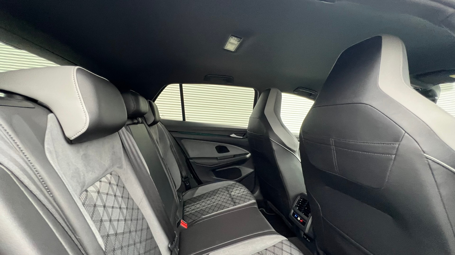 VW GOLF 1.5 eTSI mHEV ACT R-LINE BLACK DSG l 150 PS-image-25