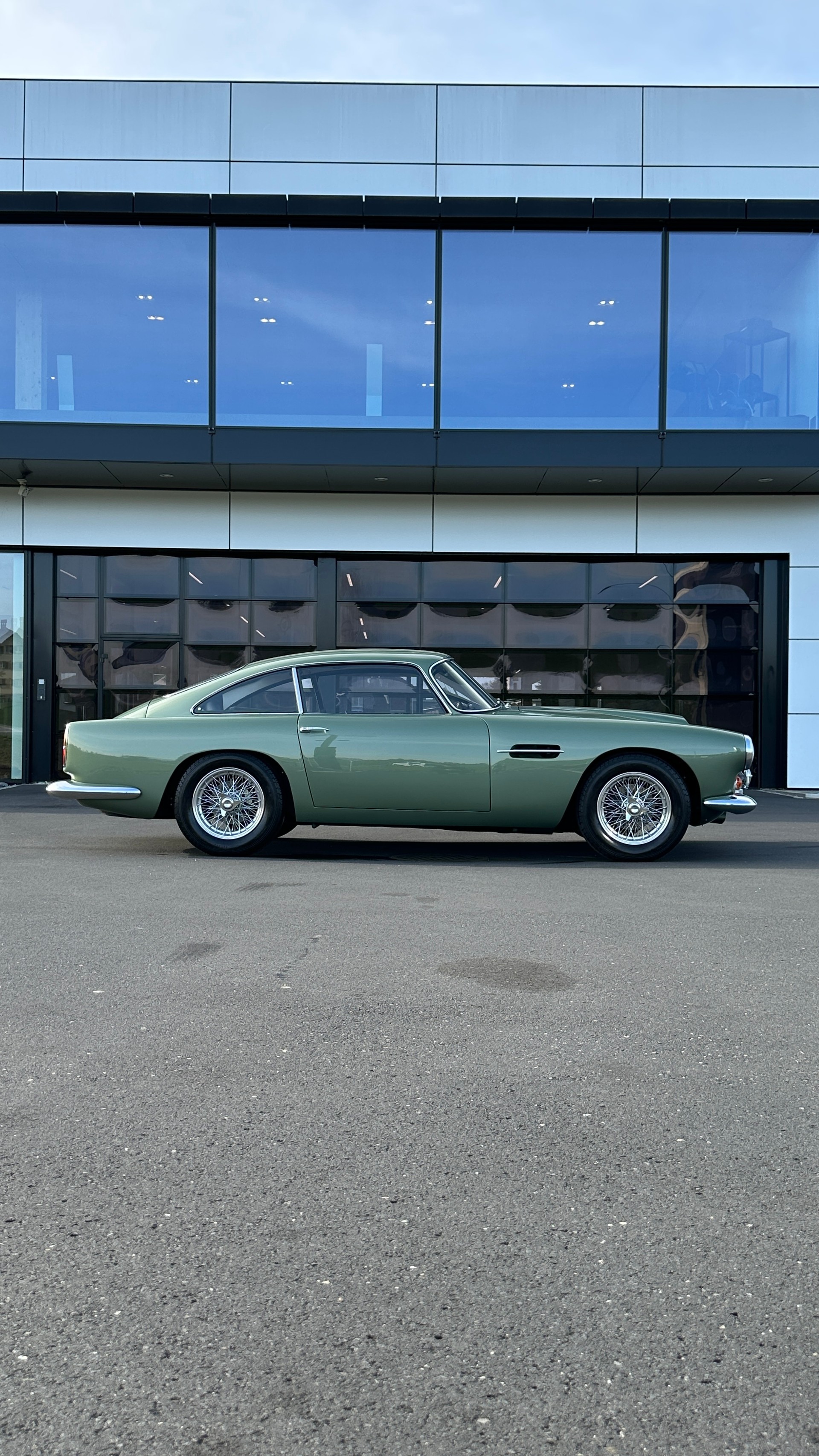 ASTON MARTIN DB4 Serie 1-image-9