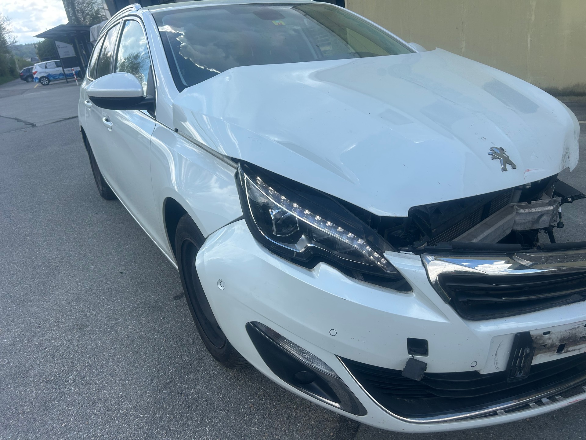 PEUGEOT 308 SW 1.2 THP Féline Automatic-image-7