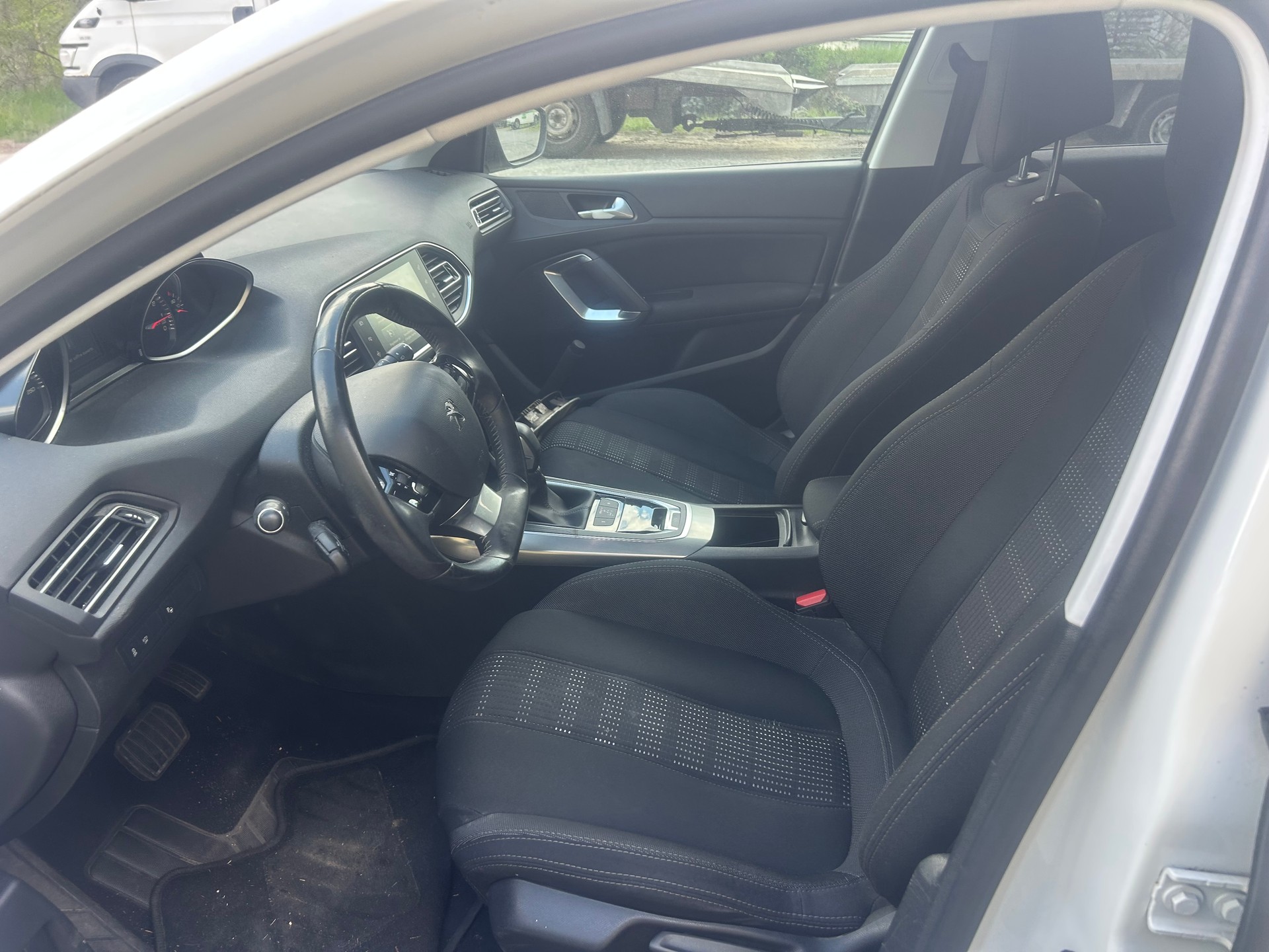 PEUGEOT 308 SW 1.2 THP Féline Automatic-image-4