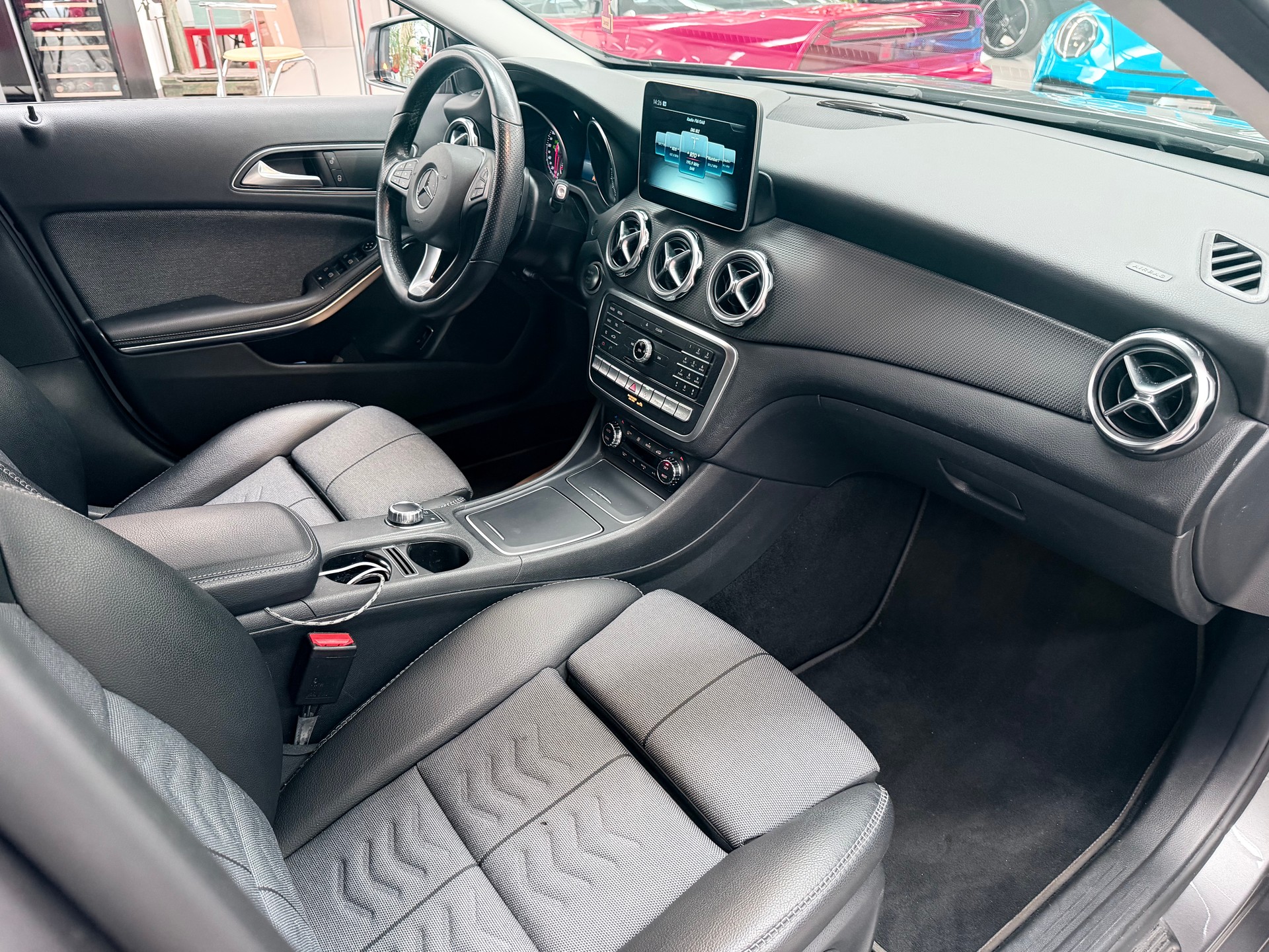 MERCEDES-BENZ GLA 220 4Matic 7G-DCT-image-5