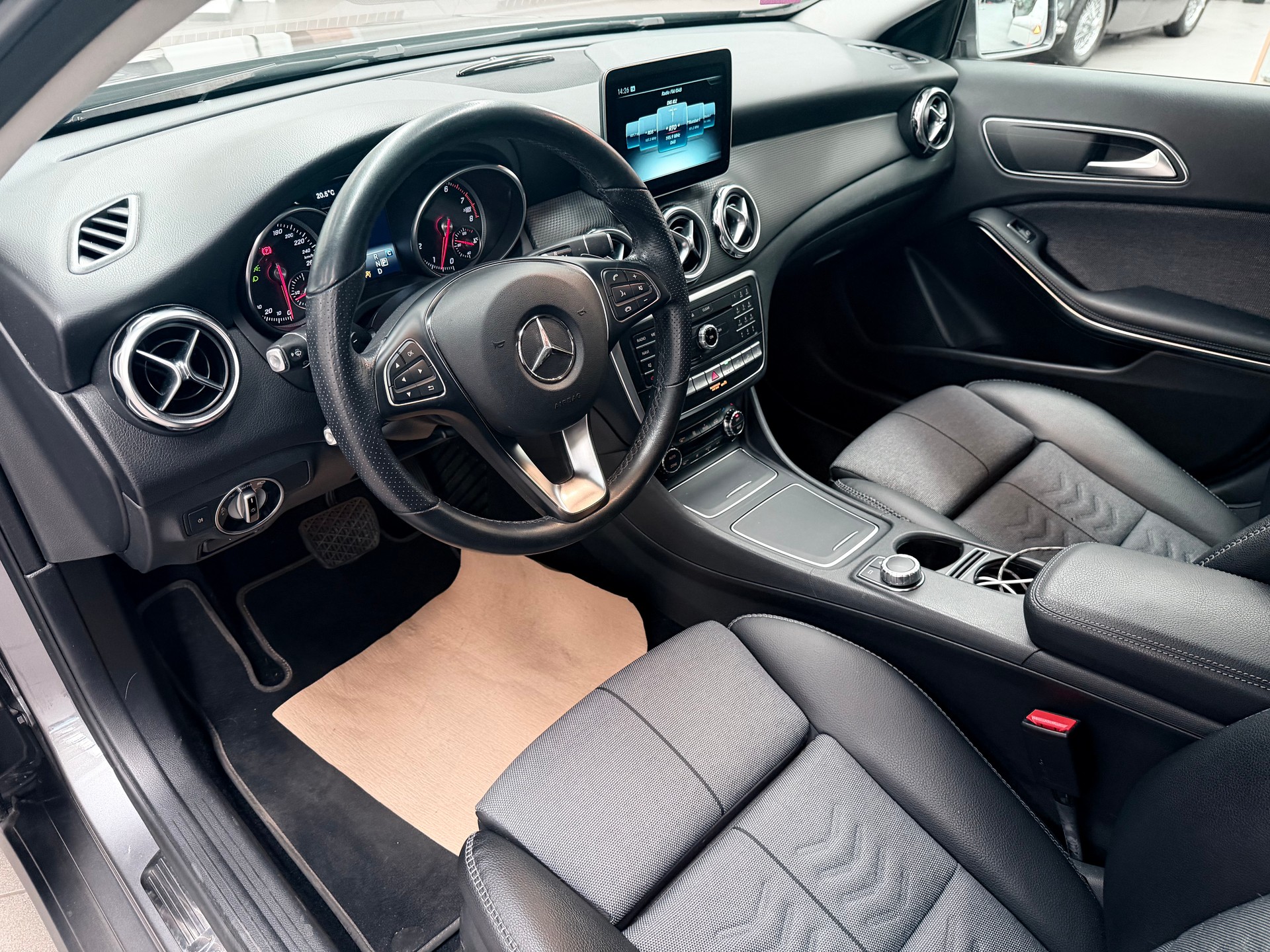 MERCEDES-BENZ GLA 220 4Matic 7G-DCT-image-7