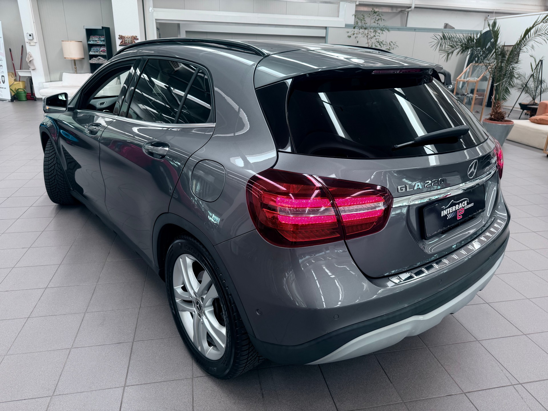 MERCEDES-BENZ GLA 220 4Matic 7G-DCT-image-3