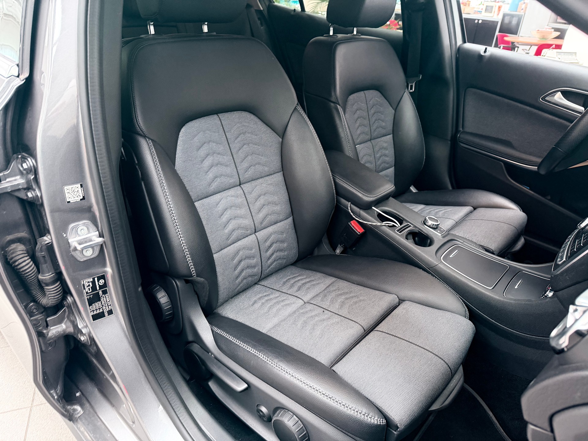 MERCEDES-BENZ GLA 220 4Matic 7G-DCT-image-8