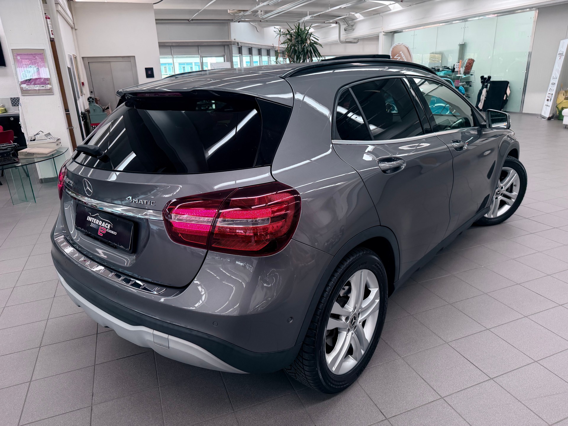 MERCEDES-BENZ GLA 220 4Matic 7G-DCT-image-4
