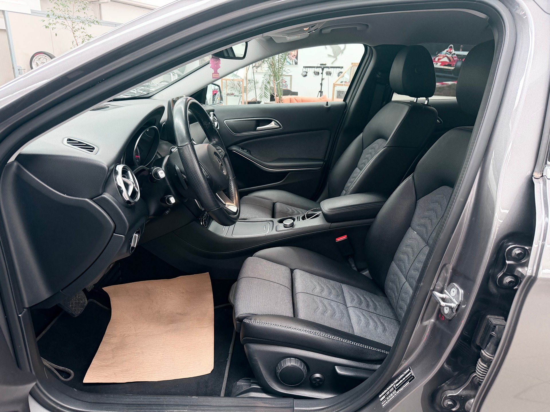 MERCEDES-BENZ GLA 220 4Matic 7G-DCT-image-6