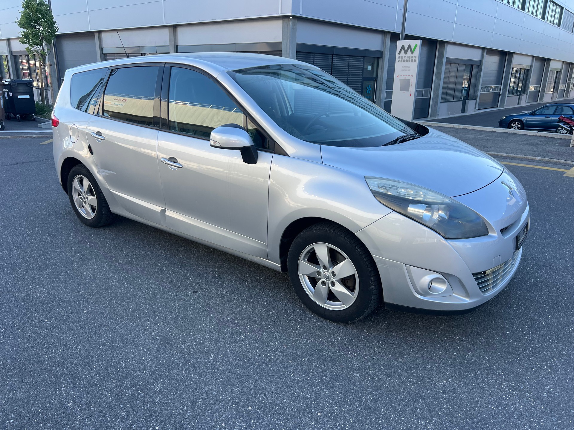RENAULT Grand Scénic 1.9 dCi Expression-image-7