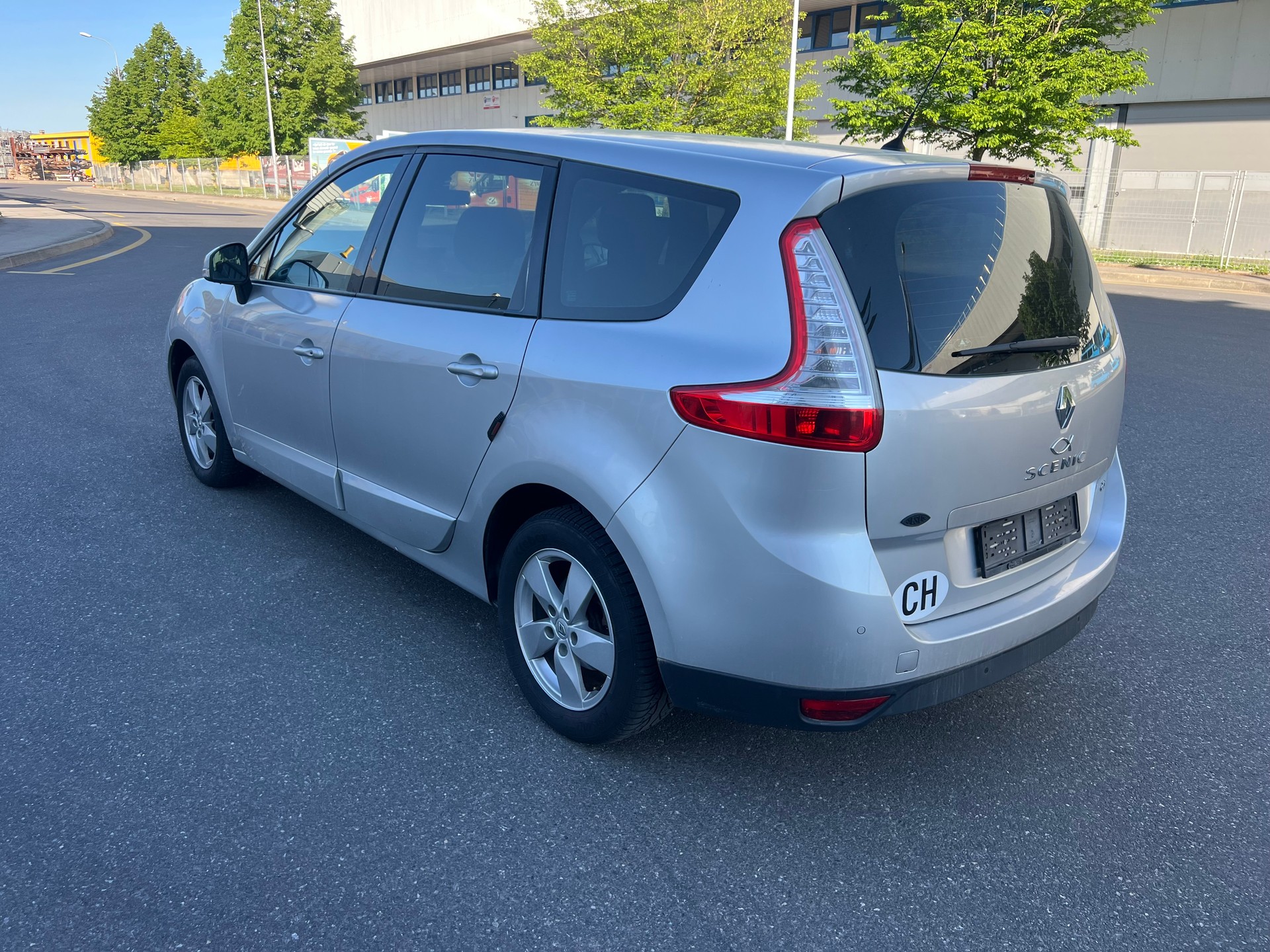 RENAULT Grand Scénic 1.9 dCi Expression-image-3
