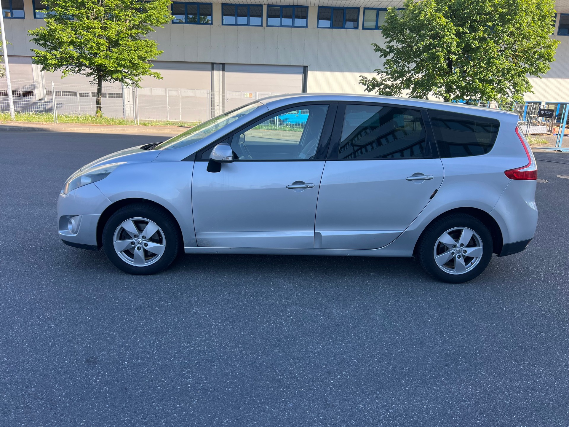 RENAULT Grand Scénic 1.9 dCi Expression-image-2