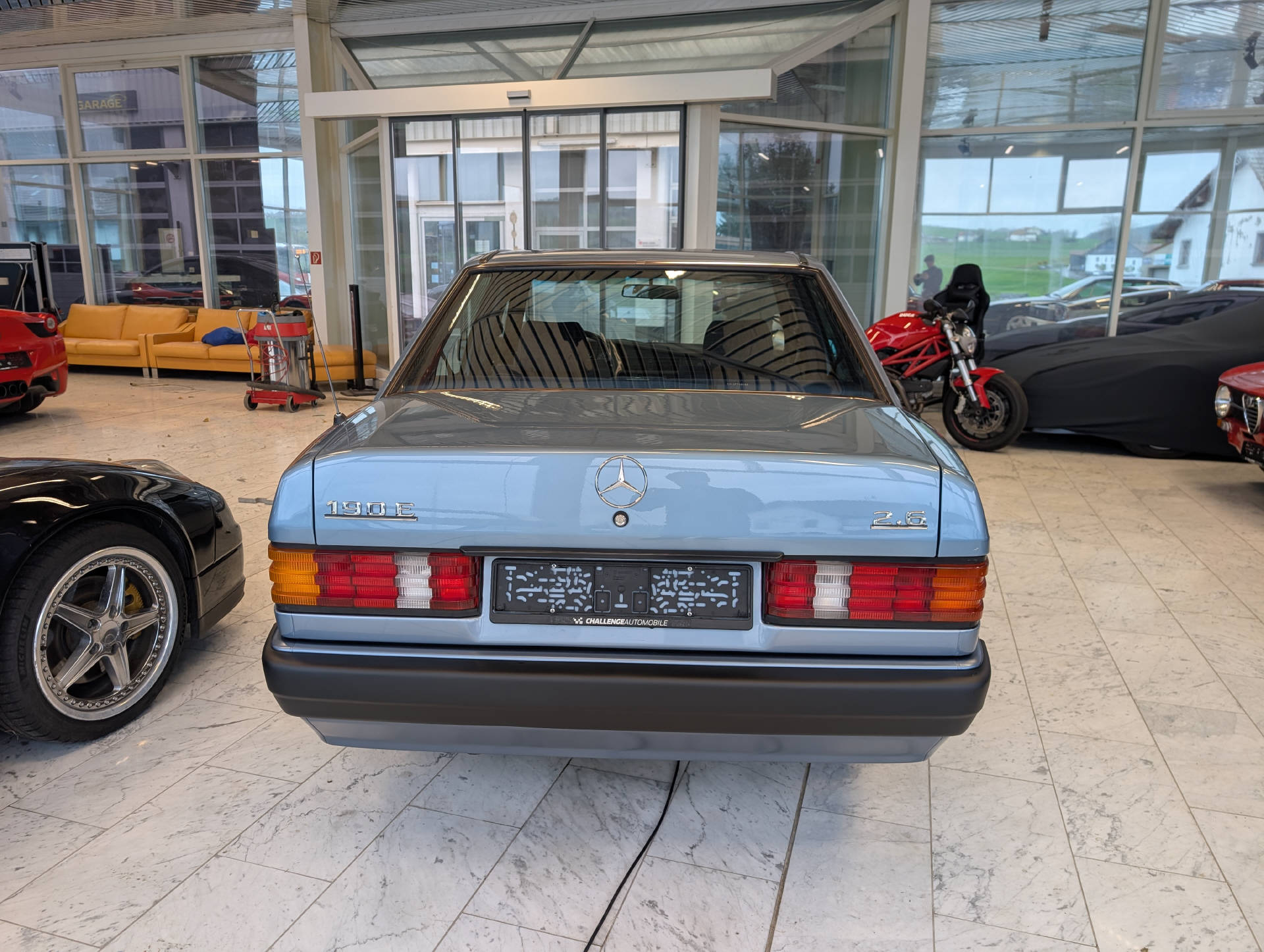 MERCEDES-BENZ E190 2.6-image-3