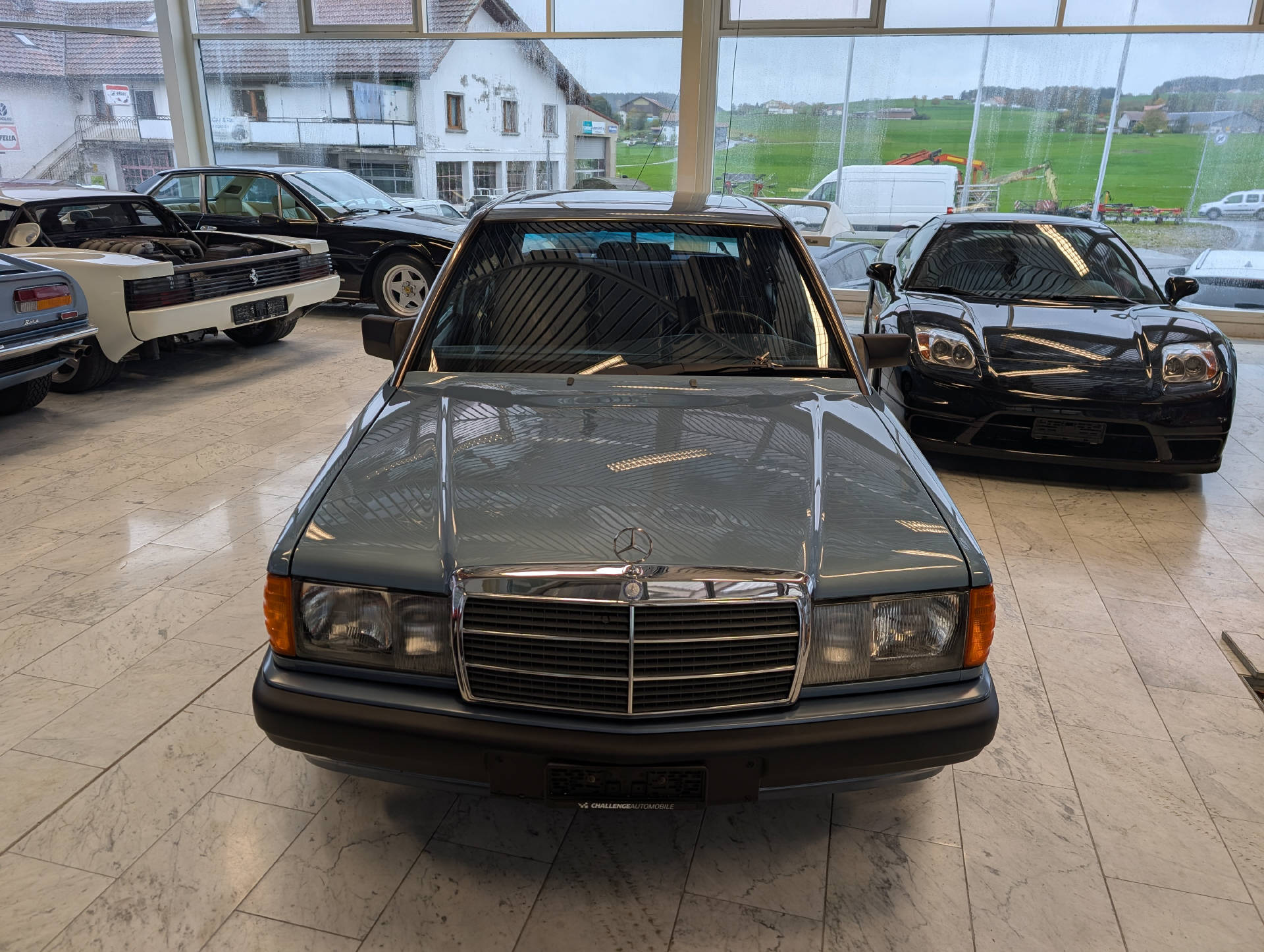 MERCEDES-BENZ E190 2.6-image-1