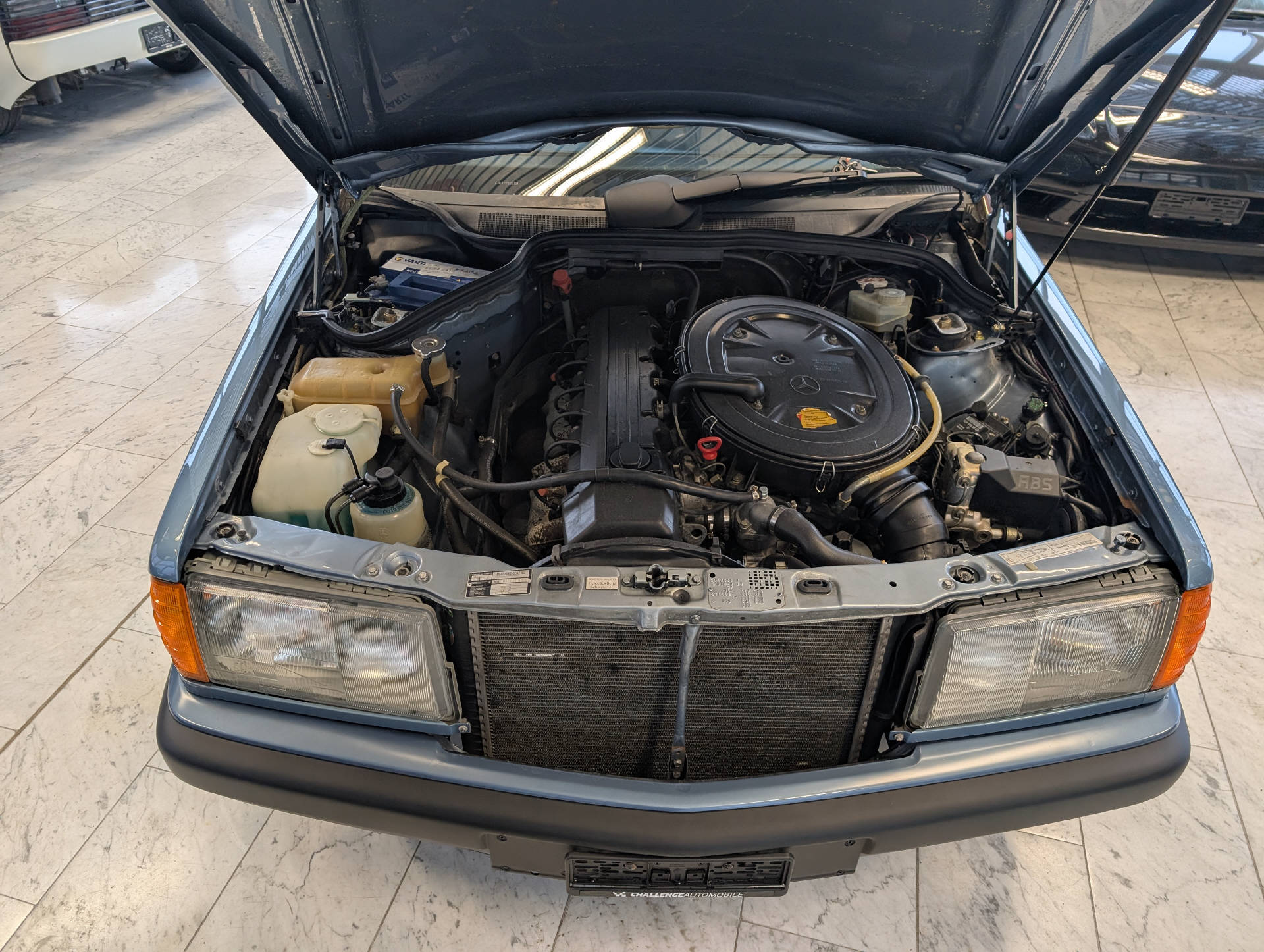 MERCEDES-BENZ E190 2.6-image-5