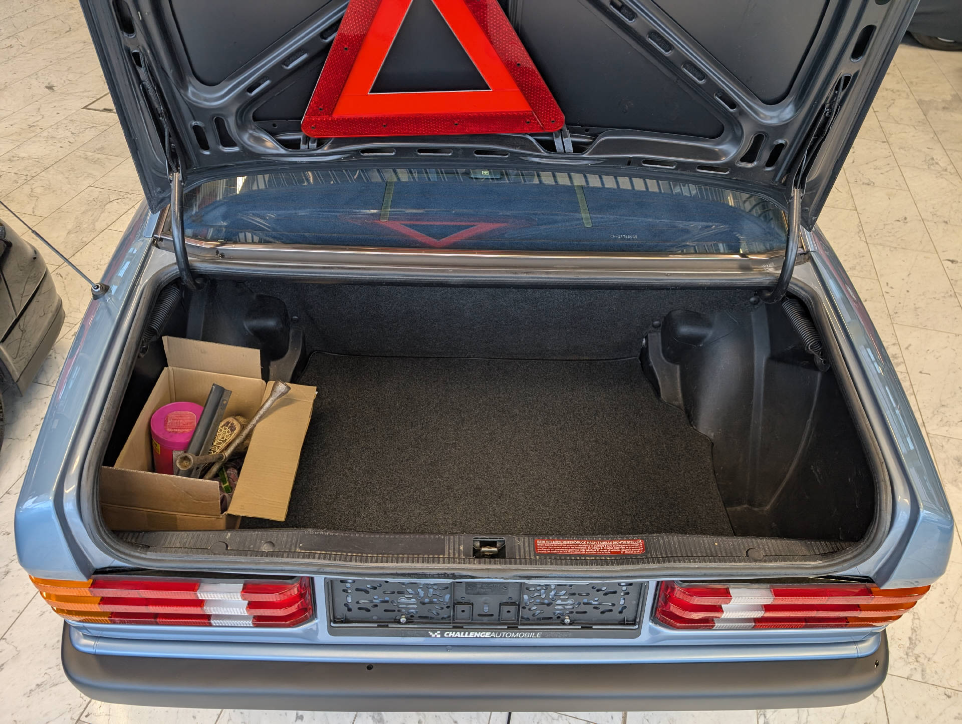 MERCEDES-BENZ E190 2.6-image-13