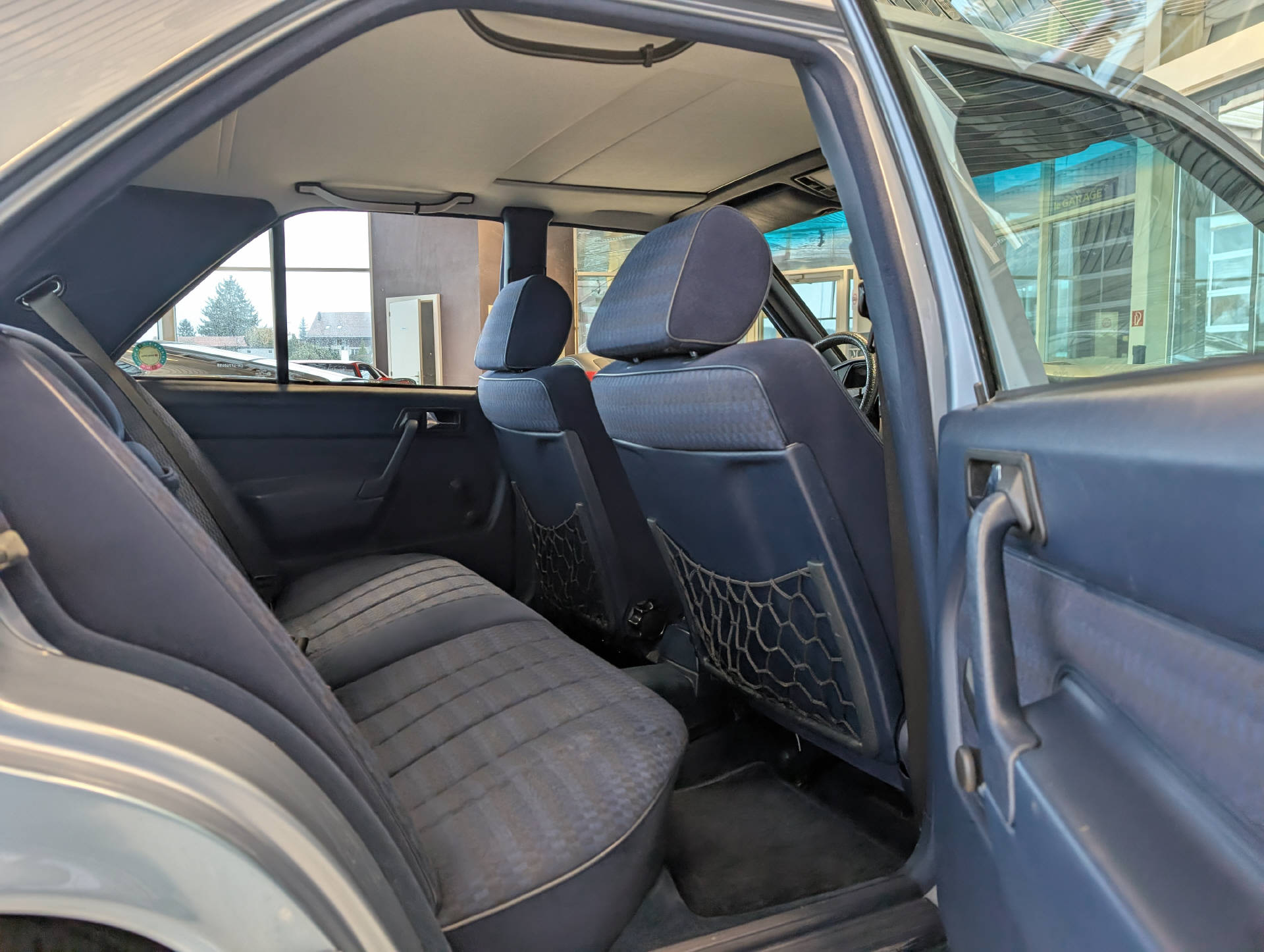 MERCEDES-BENZ E190 2.6-image-14