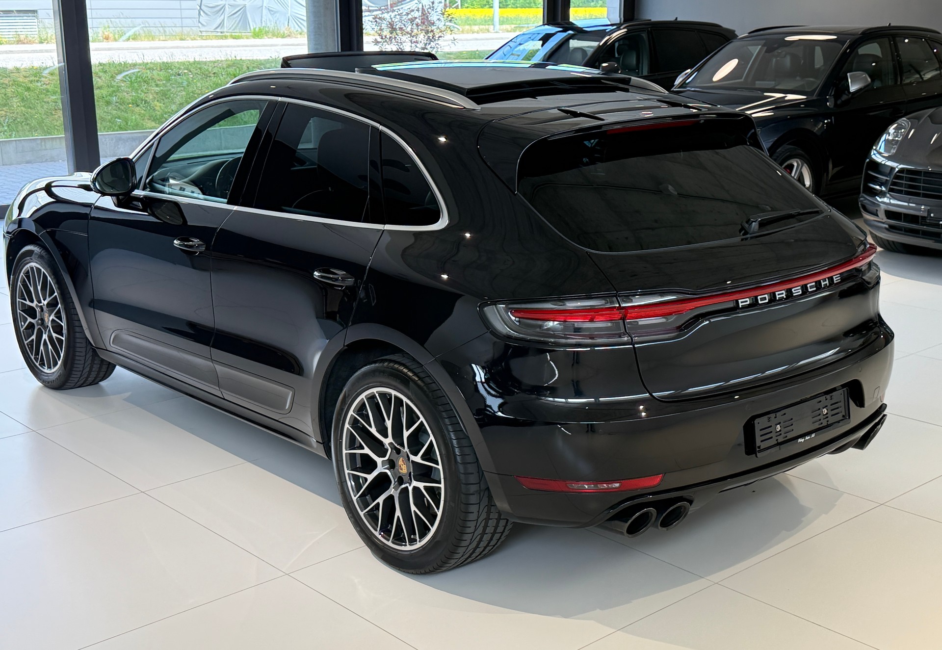 PORSCHE Macan Turbo PDK ***CH-Fahrzeug***Panoramadach***Distanzregler***Lenkradheizung***Luftfederung***Neuwertig***-image-34