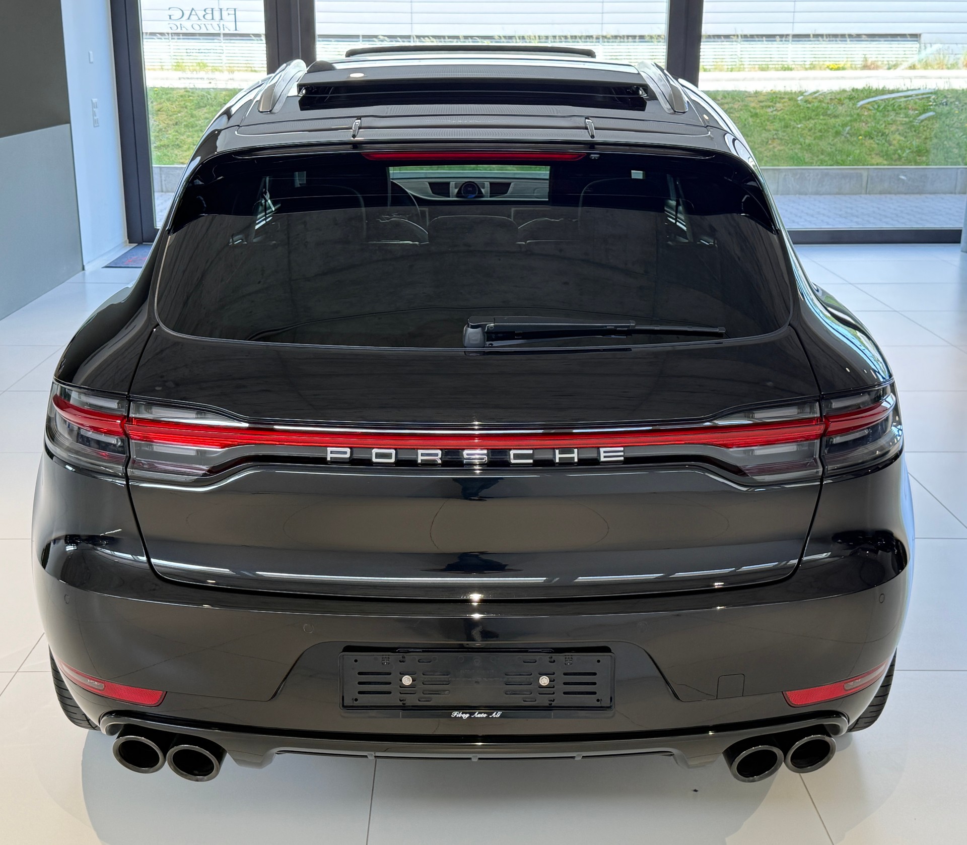 PORSCHE Macan Turbo PDK ***CH-Fahrzeug***Panoramadach***Distanzregler***Lenkradheizung***Luftfederung***Neuwertig***-image-36