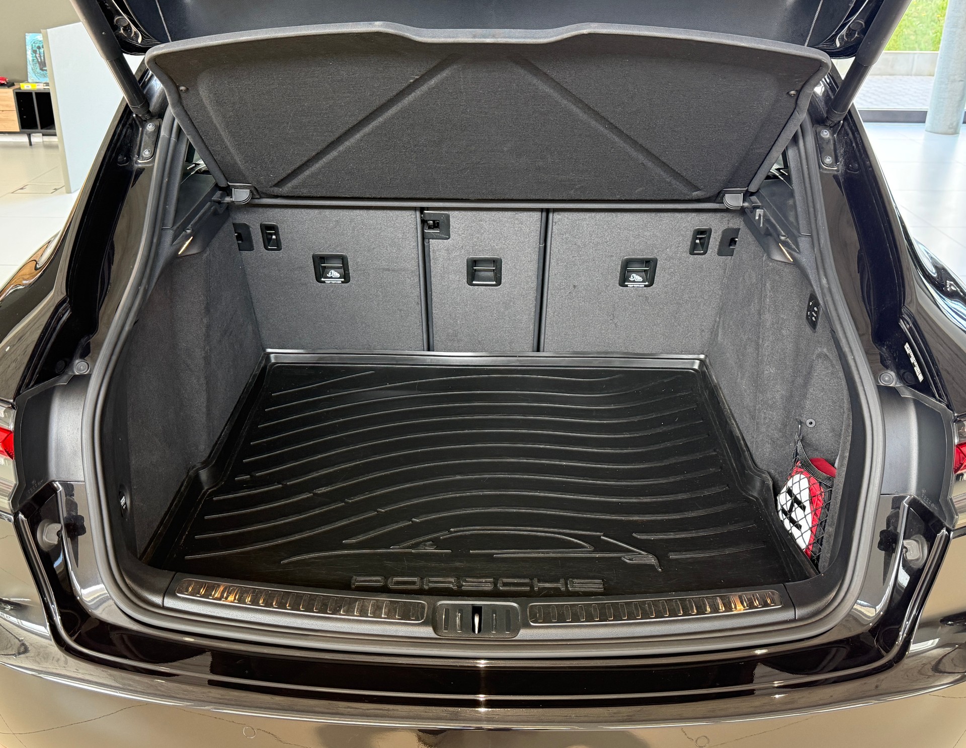 PORSCHE Macan Turbo PDK ***CH-Fahrzeug***Panoramadach***Distanzregler***Lenkradheizung***Luftfederung***Neuwertig***-image-37