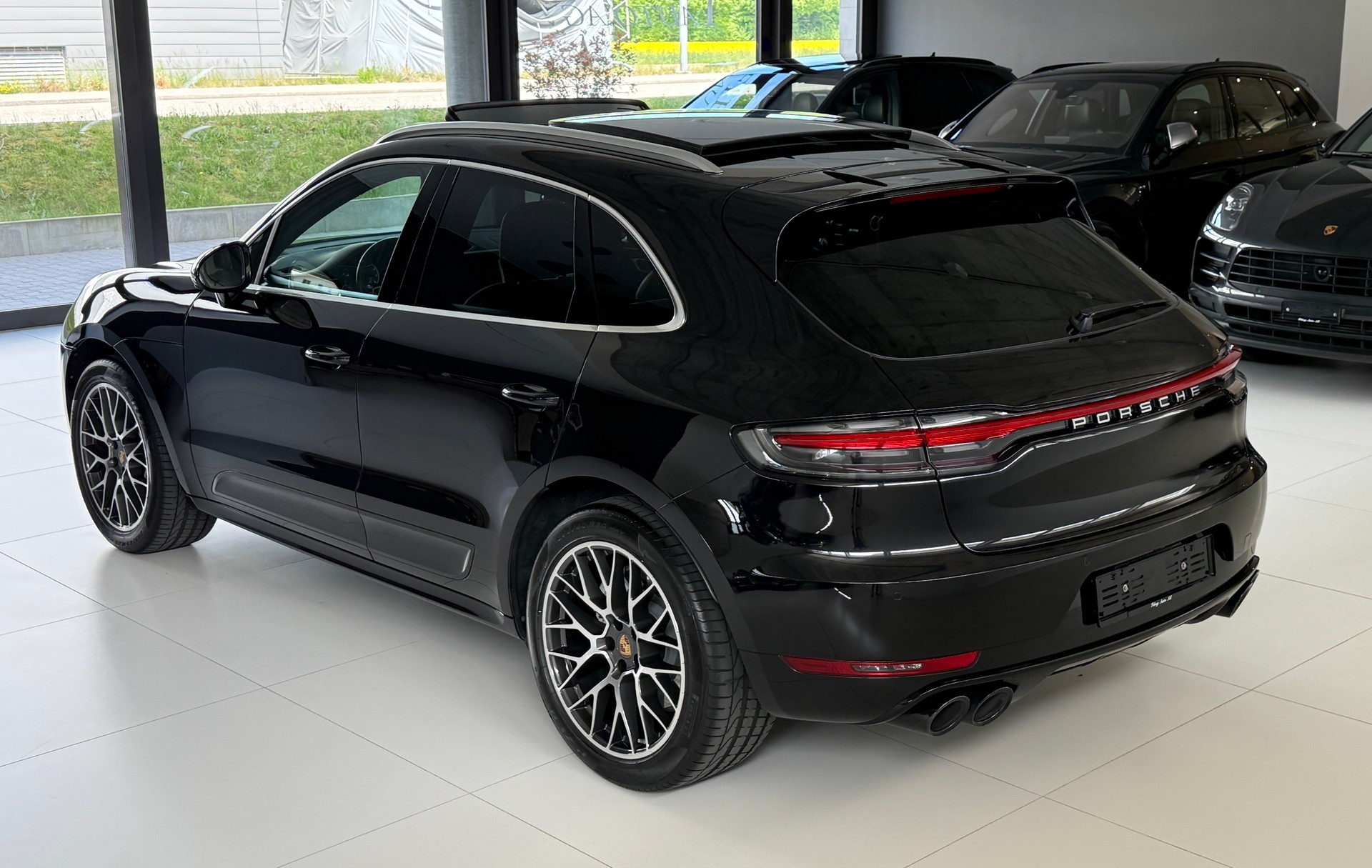 PORSCHE Macan Turbo PDK ***CH-Fahrzeug***Panoramadach***Distanzregler***Lenkradheizung***Luftfederung***Neuwertig***-image-35