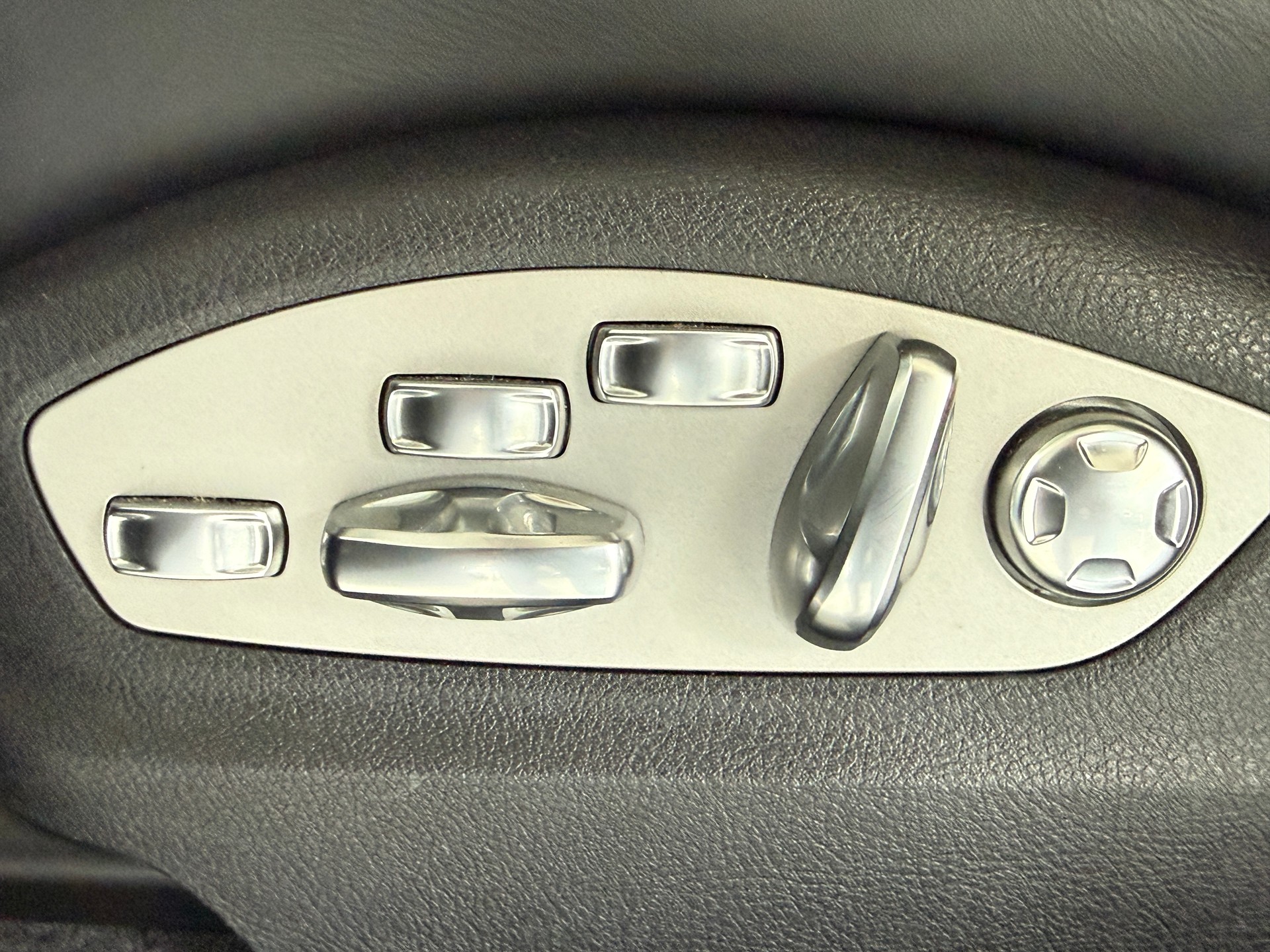 PORSCHE Macan Turbo PDK ***CH-Fahrzeug***Panoramadach***Distanzregler***Lenkradheizung***Luftfederung***Neuwertig***-image-11