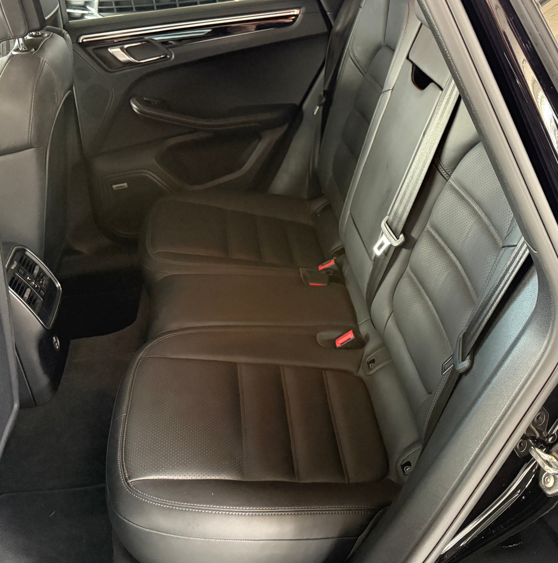 PORSCHE Macan Turbo PDK ***CH-Fahrzeug***Panoramadach***Distanzregler***Lenkradheizung***Luftfederung***Neuwertig***-image-33