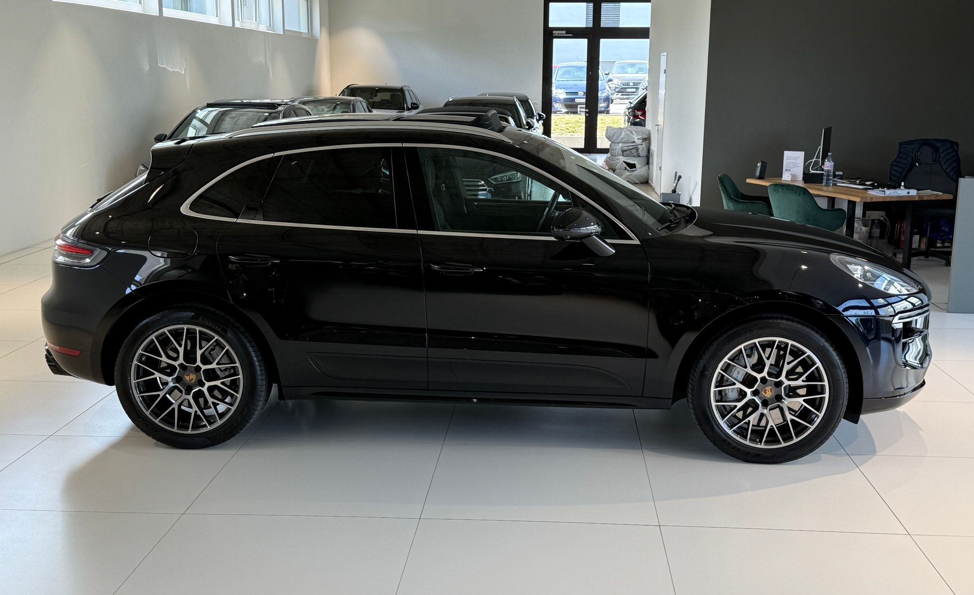 PORSCHE Macan Turbo PDK ***CH-Fahrzeug***Panoramadach***Distanzregler***Lenkradheizung***Luftfederung***Neuwertig***-image-41