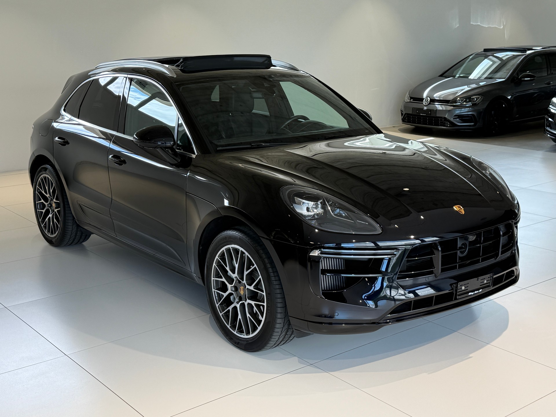 PORSCHE Macan Turbo PDK ***CH-Fahrzeug***Panoramadach***Distanzregler***Lenkradheizung***Luftfederung***Neuwertig***-image-42