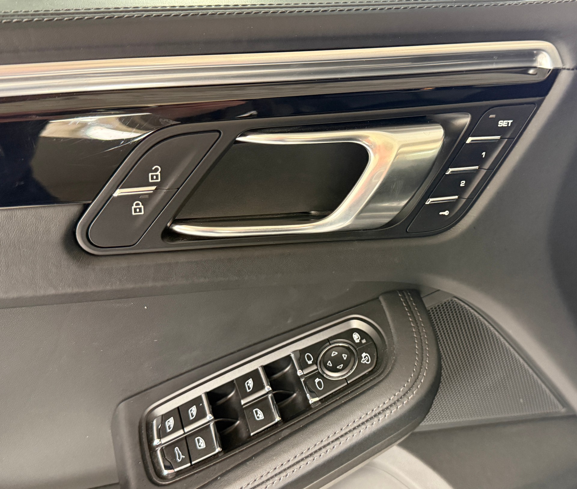 PORSCHE Macan Turbo PDK ***CH-Fahrzeug***Panoramadach***Distanzregler***Lenkradheizung***Luftfederung***Neuwertig***-image-9
