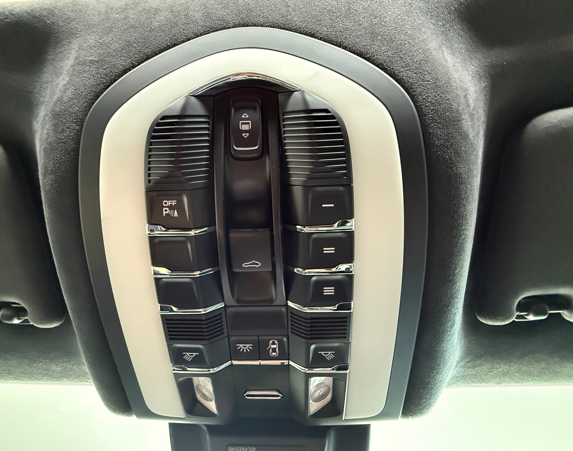 PORSCHE Macan Turbo PDK ***CH-Fahrzeug***Panoramadach***Distanzregler***Lenkradheizung***Luftfederung***Neuwertig***-image-25