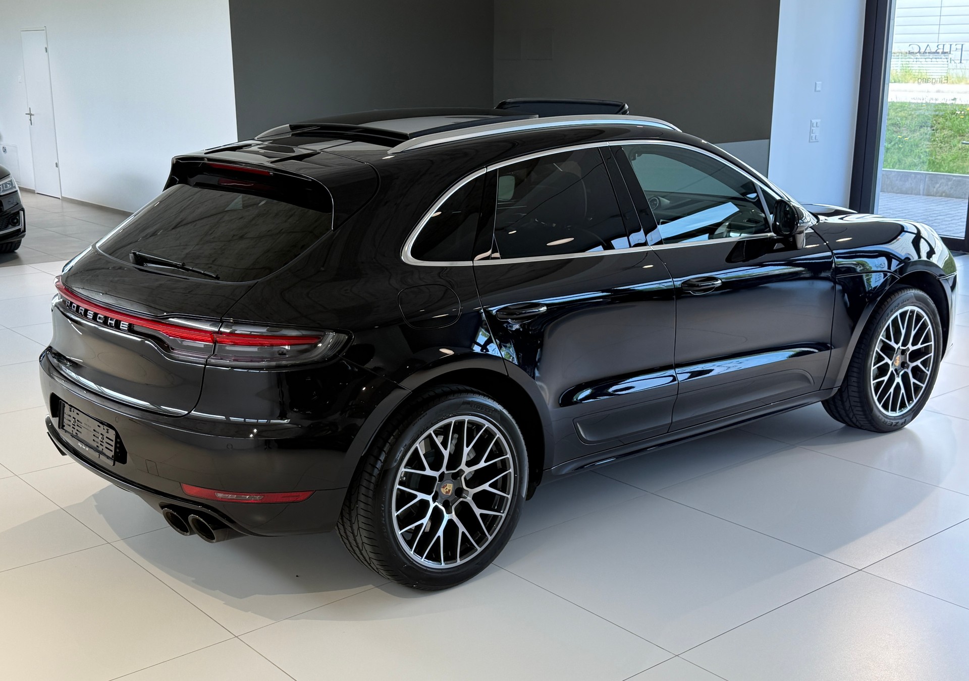 PORSCHE Macan Turbo PDK ***CH-Fahrzeug***Panoramadach***Distanzregler***Lenkradheizung***Luftfederung***Neuwertig***-image-40