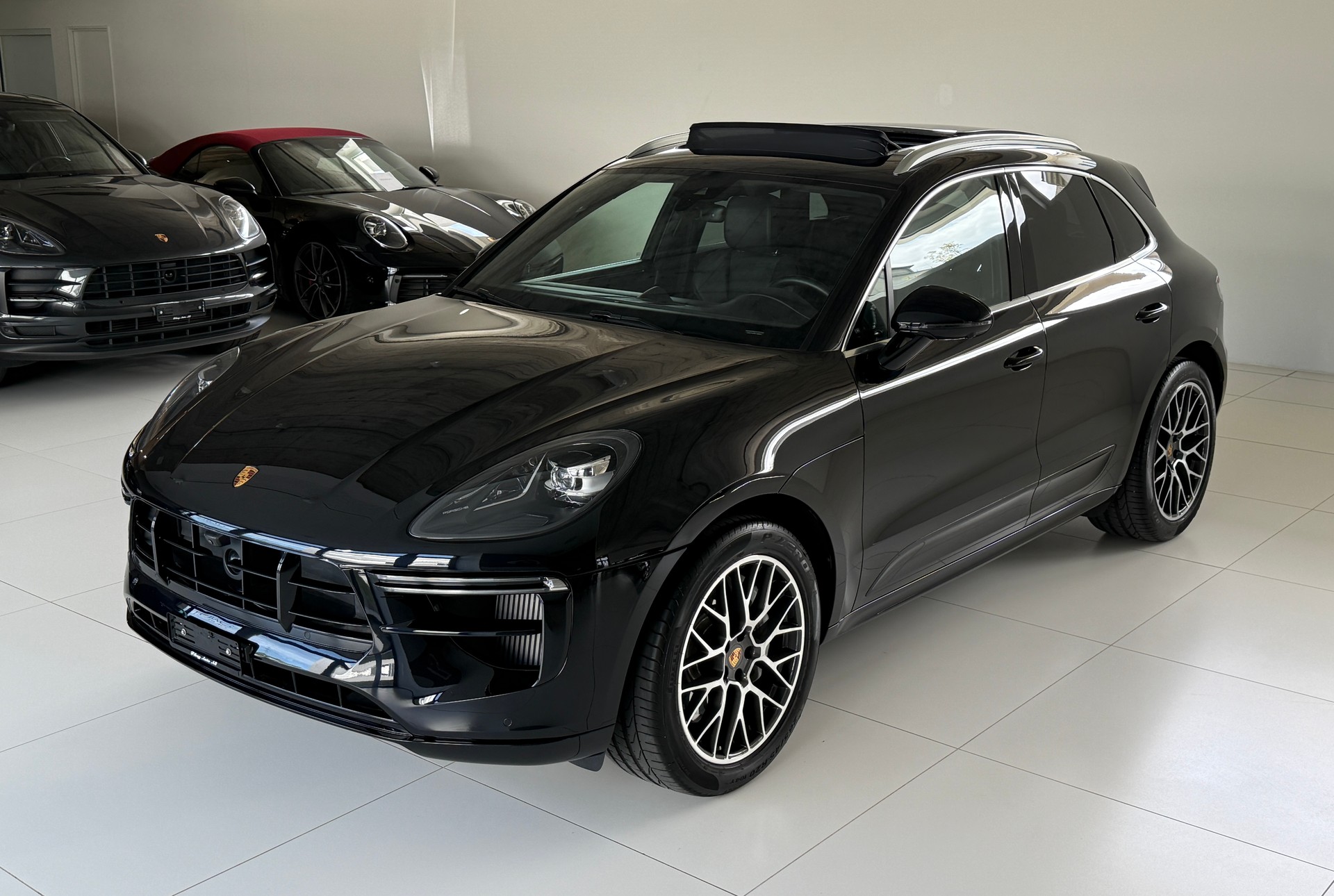 PORSCHE Macan Turbo PDK ***CH-Fahrzeug***Panoramadach***Distanzregler***Lenkradheizung***Luftfederung***Neuwertig***-showroom-element-3