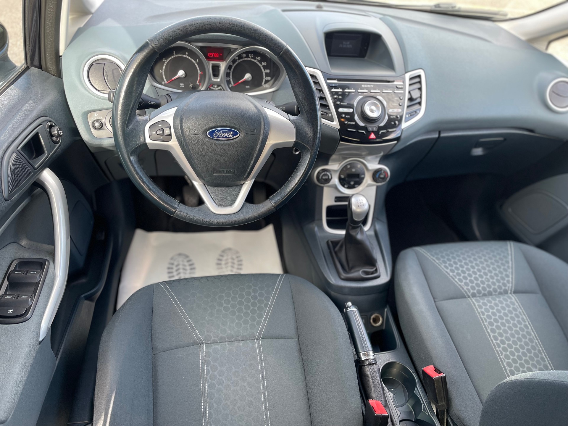 FORD Fiesta 1.4 16V Titanium-image-7