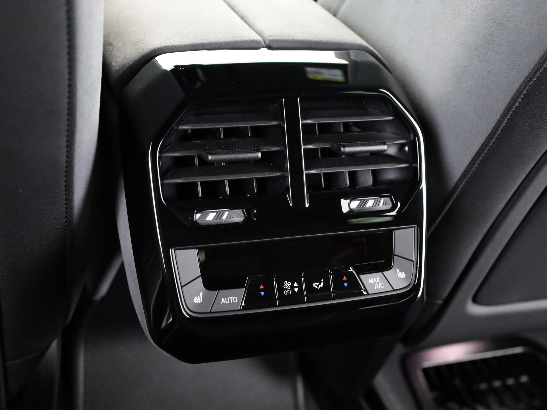 BMW iX xDrive60-image-17