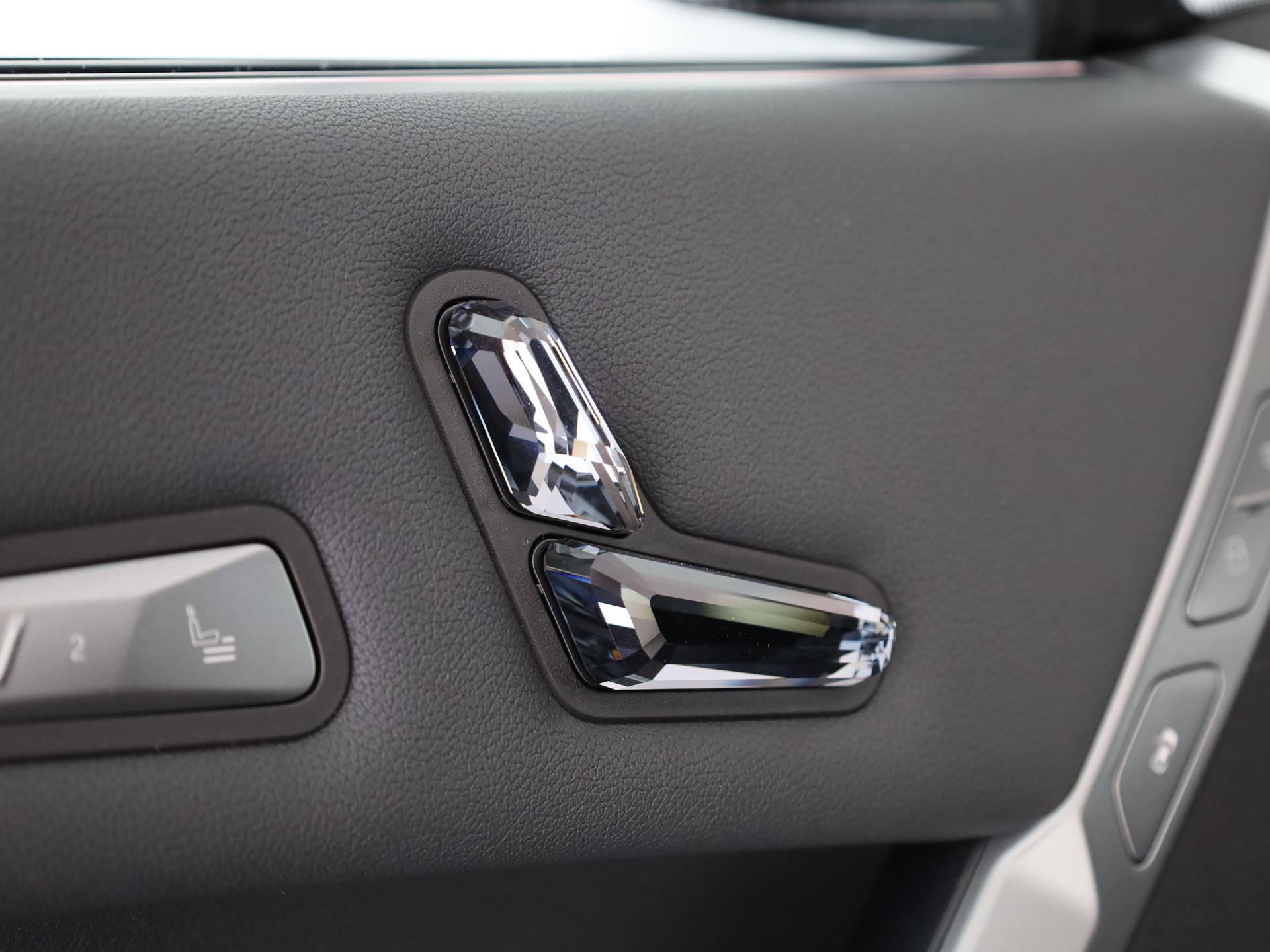 BMW iX xDrive60-image-11