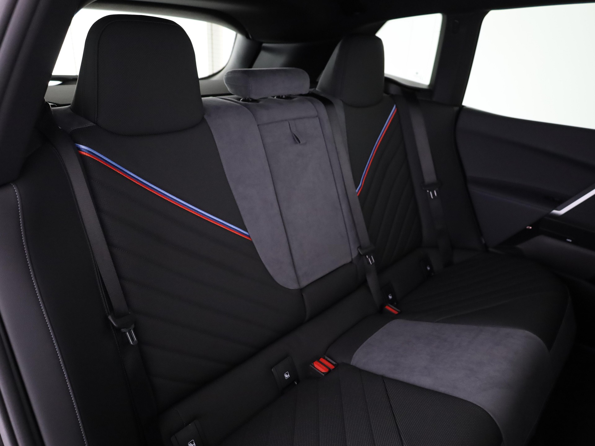 BMW iX xDrive60-image-16