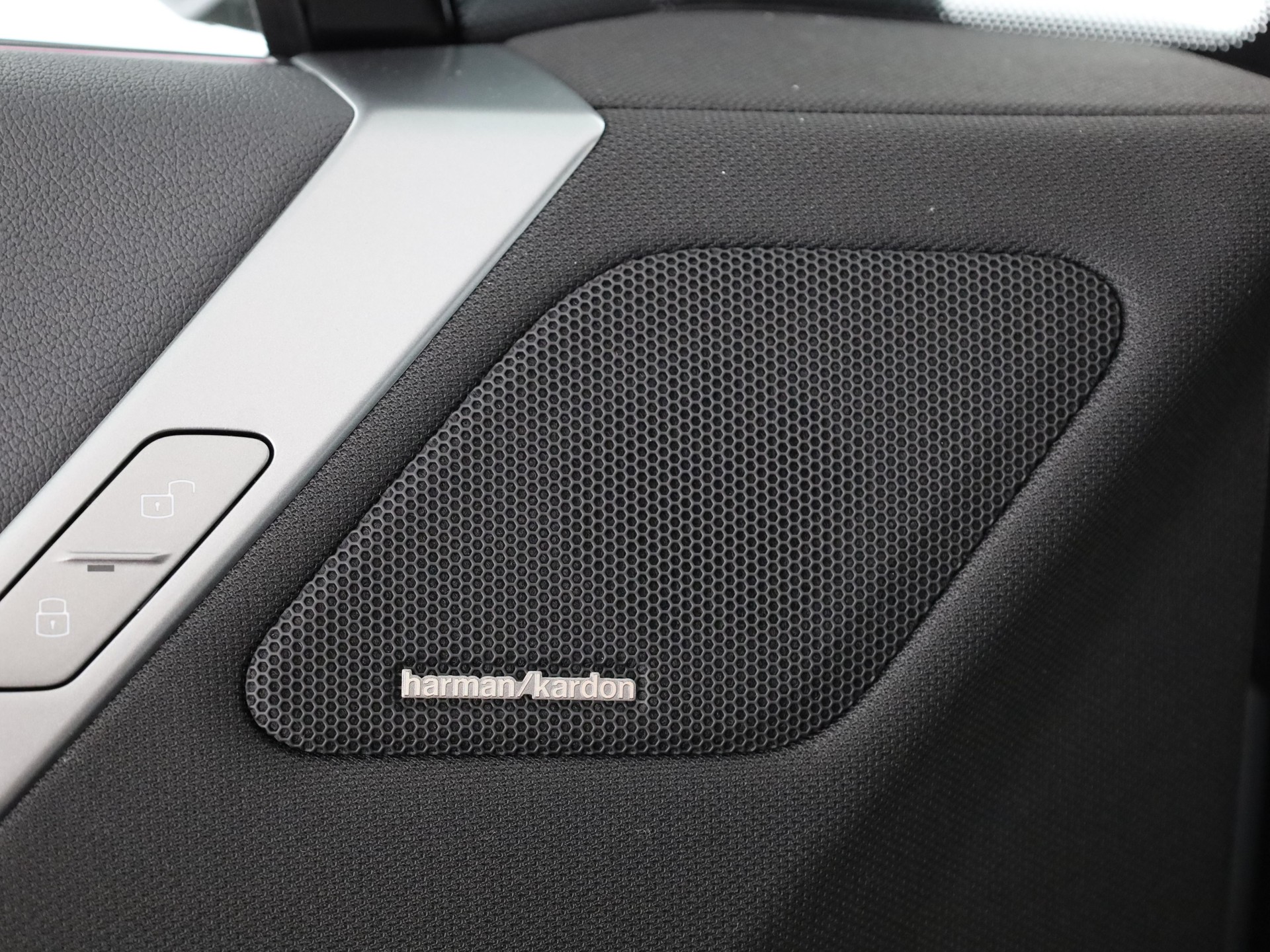 BMW iX xDrive60-image-10
