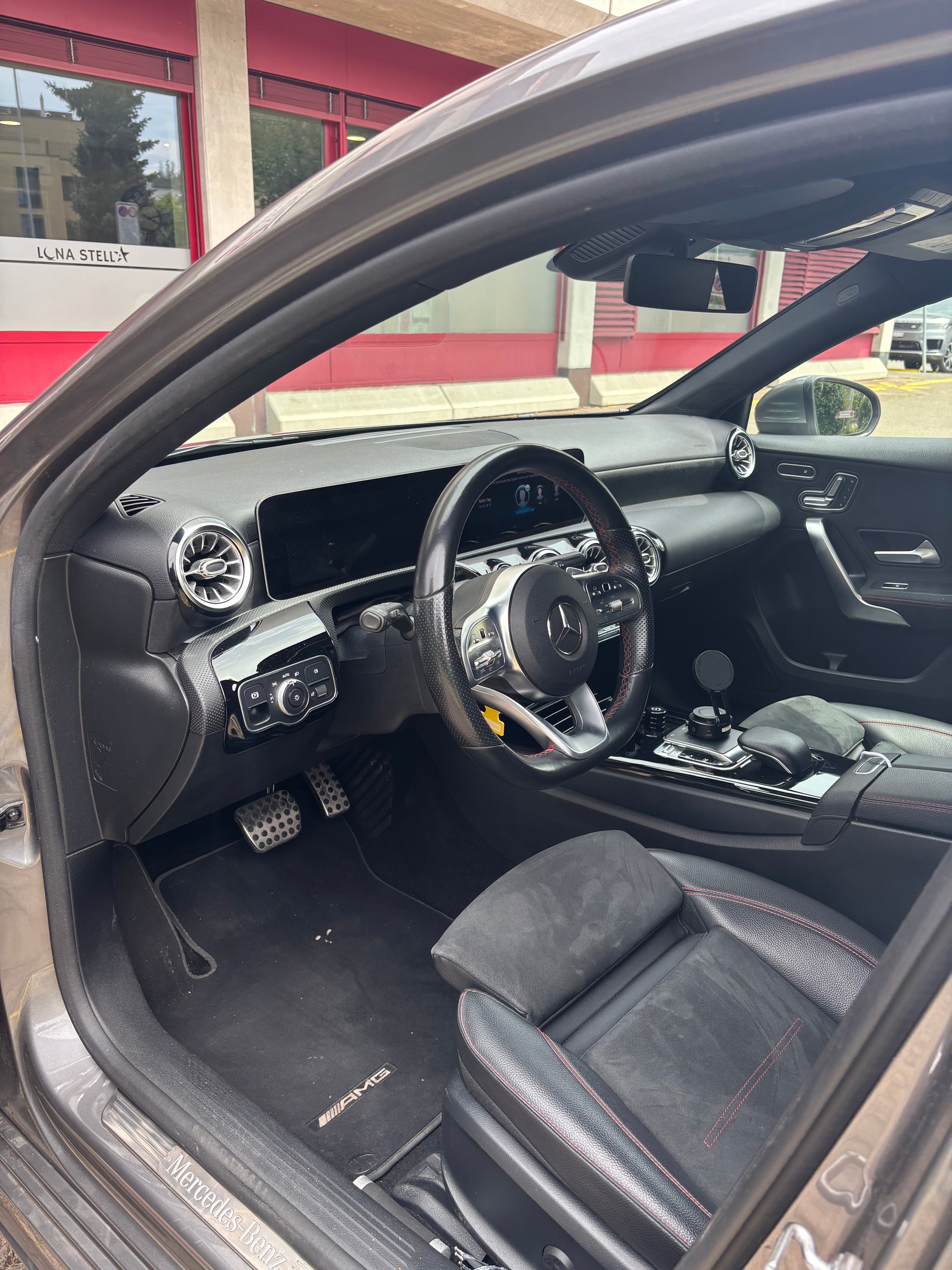 MERCEDES-BENZ A 220 AMG Line 4m-image-5