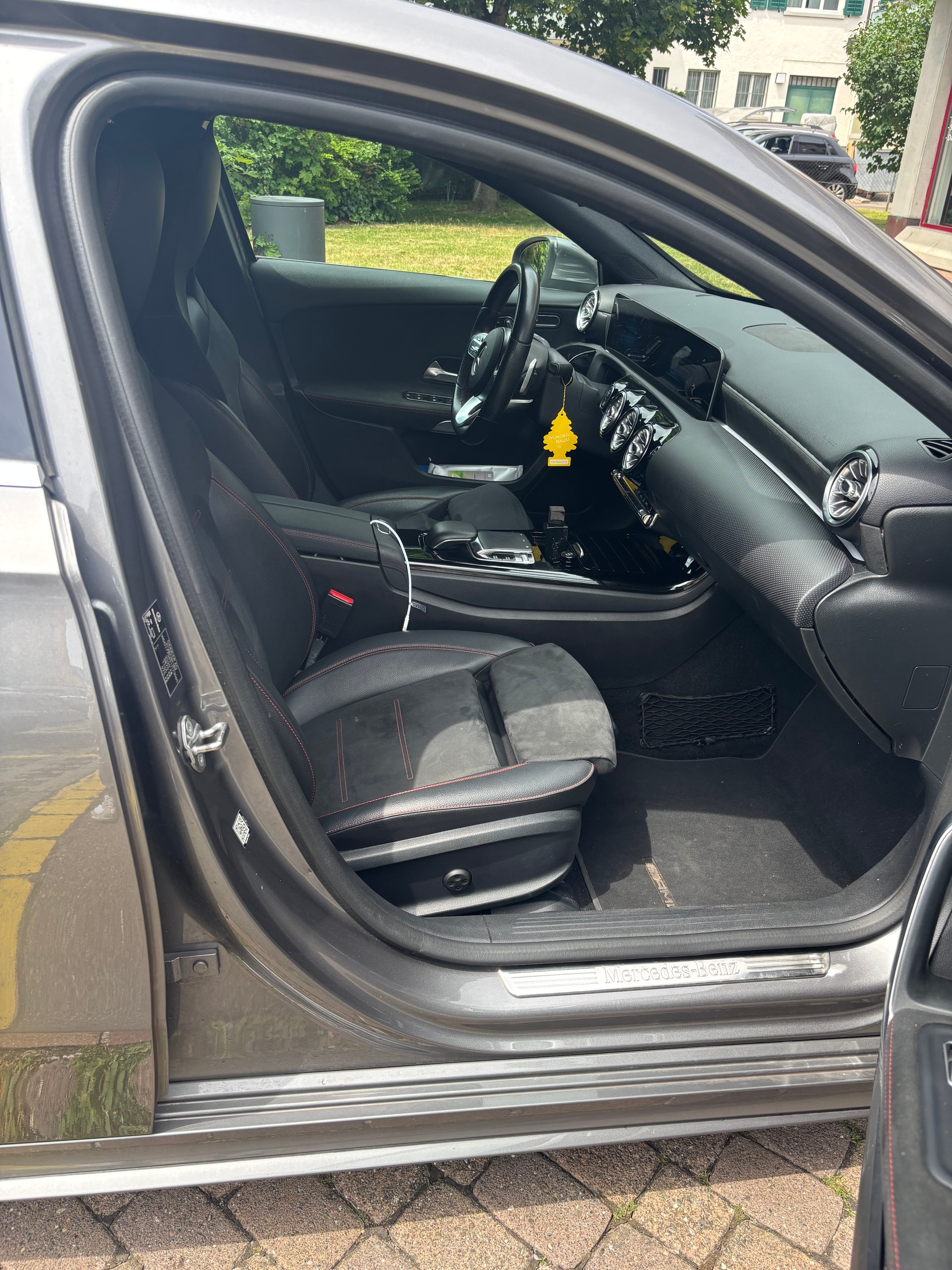MERCEDES-BENZ A 220 AMG Line 4m-image-4