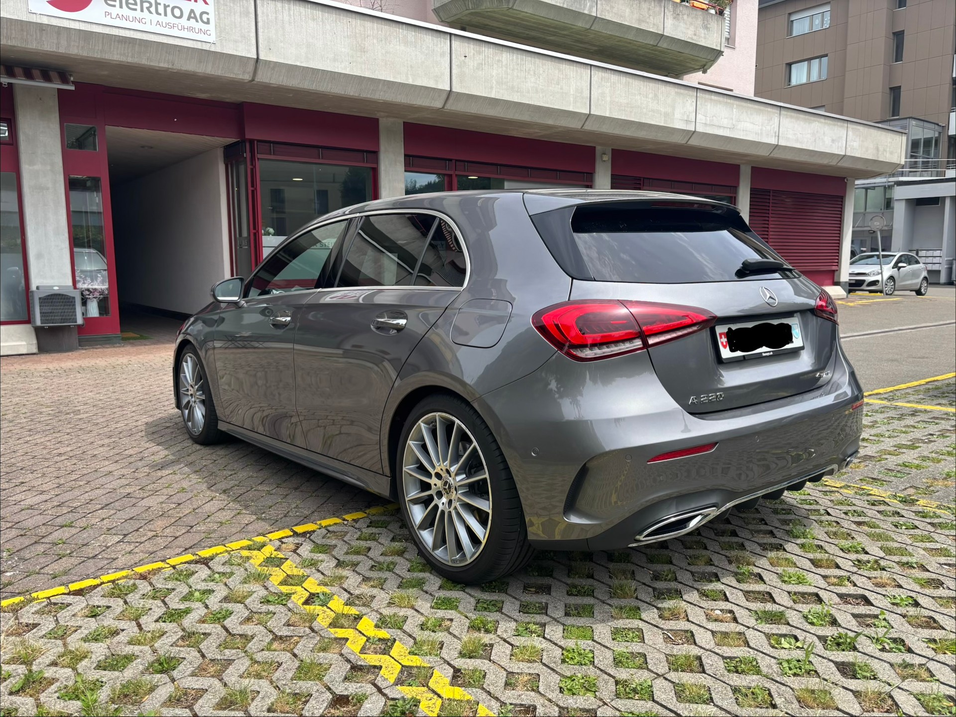 MERCEDES-BENZ A 220 AMG Line 4m-image-3