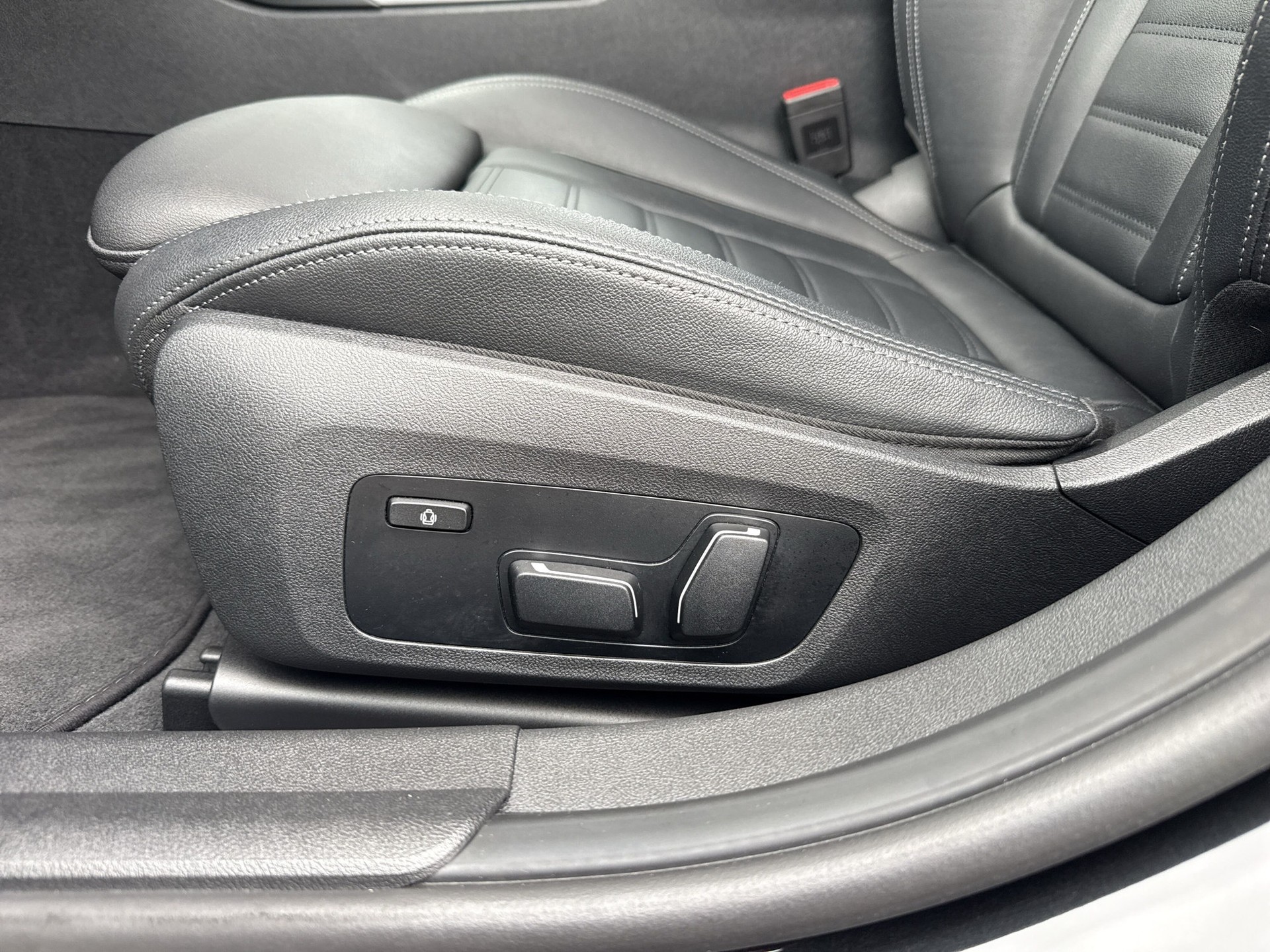 BMW 330e x DriveTouring Steptronic M Sport-image-18