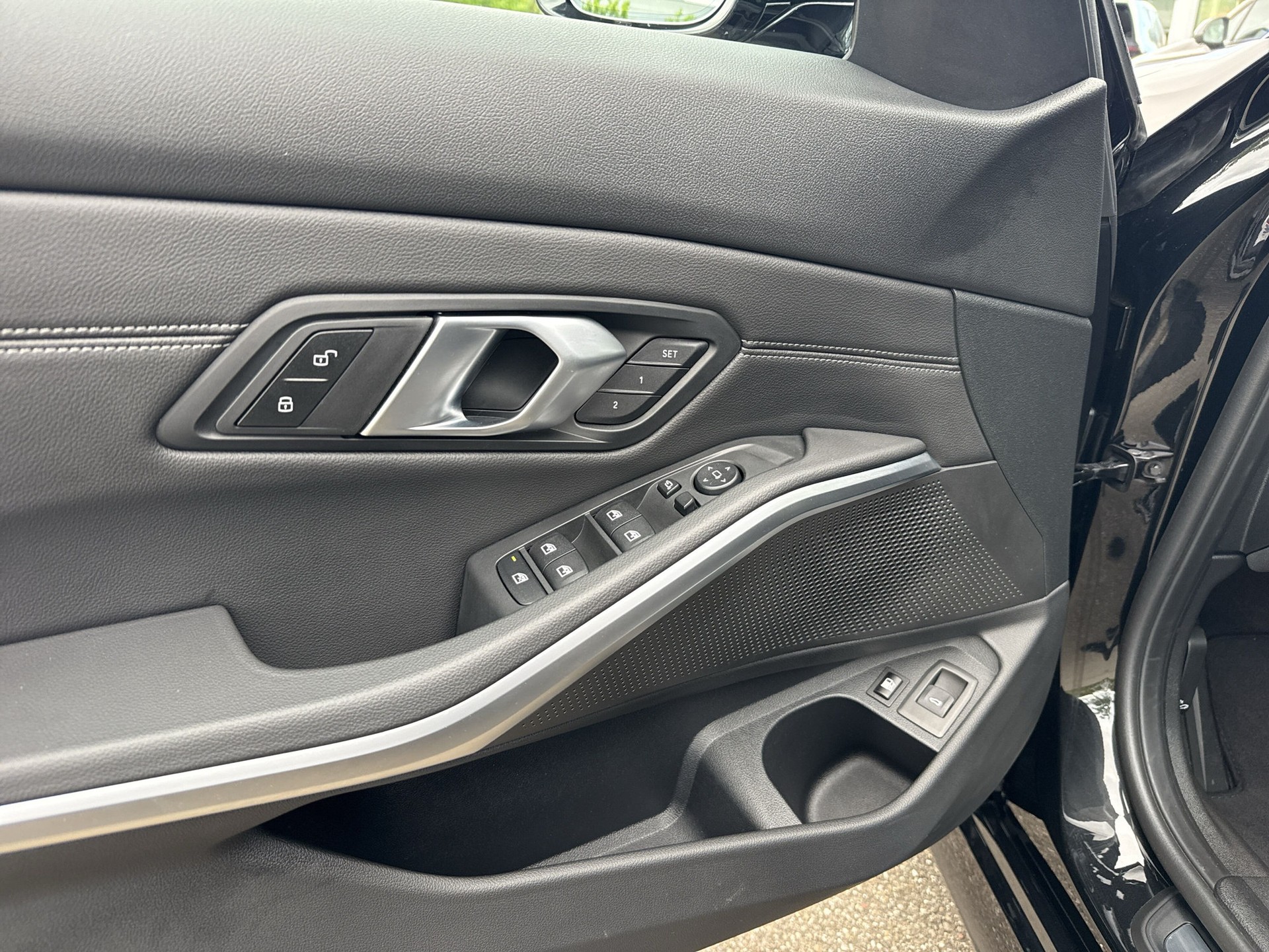 BMW 330e x DriveTouring Steptronic M Sport-image-16