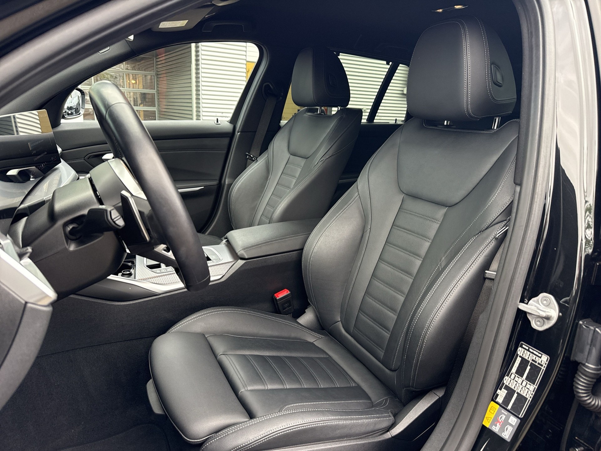 BMW 330e x DriveTouring Steptronic M Sport-image-9
