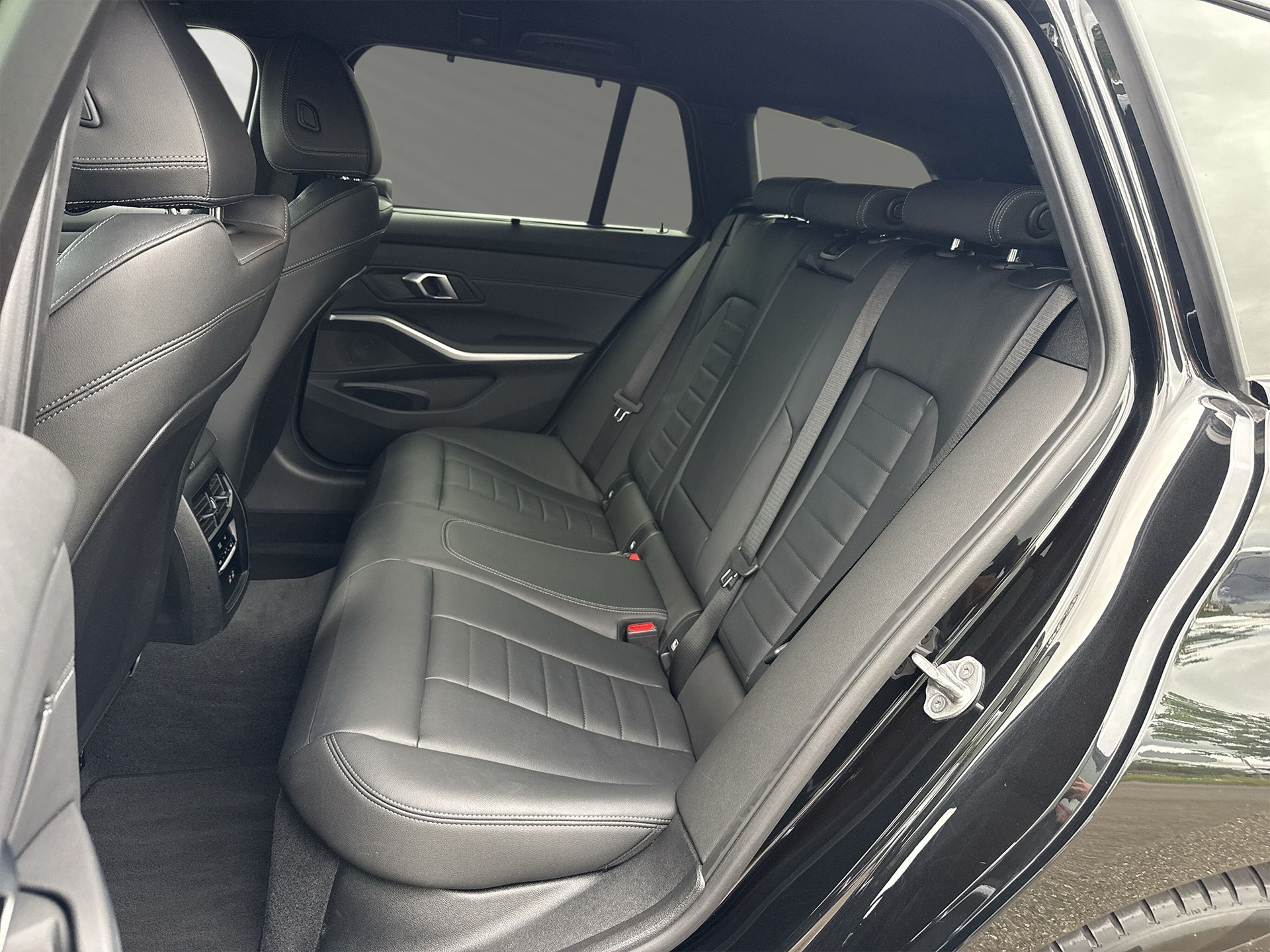 BMW 330e x DriveTouring Steptronic M Sport-image-6