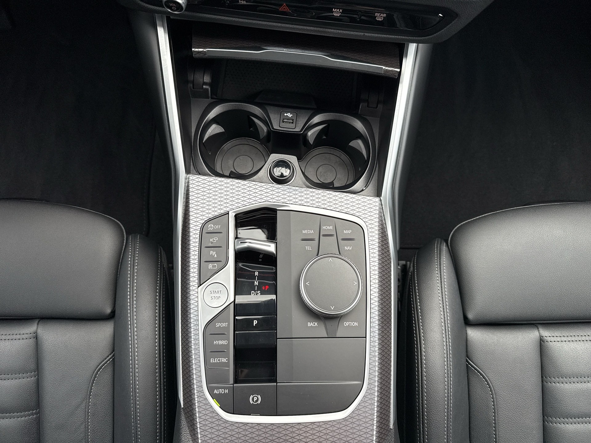 BMW 330e x DriveTouring Steptronic M Sport-image-12