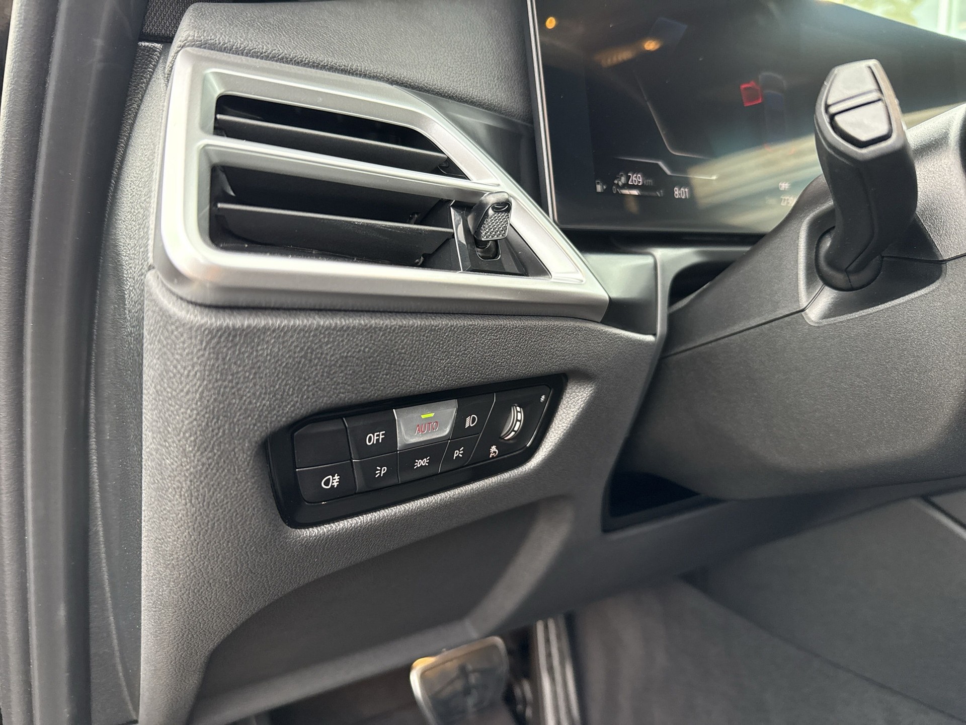 BMW 330e x DriveTouring Steptronic M Sport-image-19