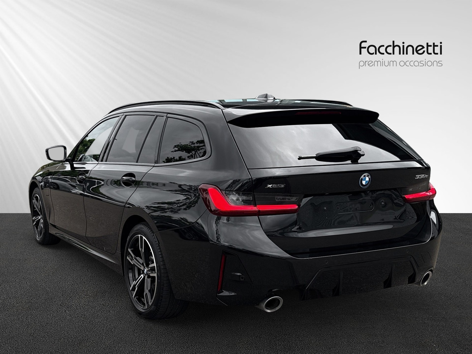 BMW 330e x DriveTouring Steptronic M Sport-image-2